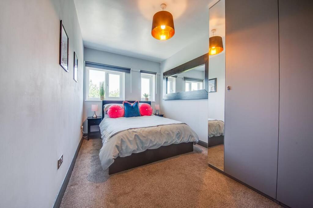 Six-Bedroom House photo 1