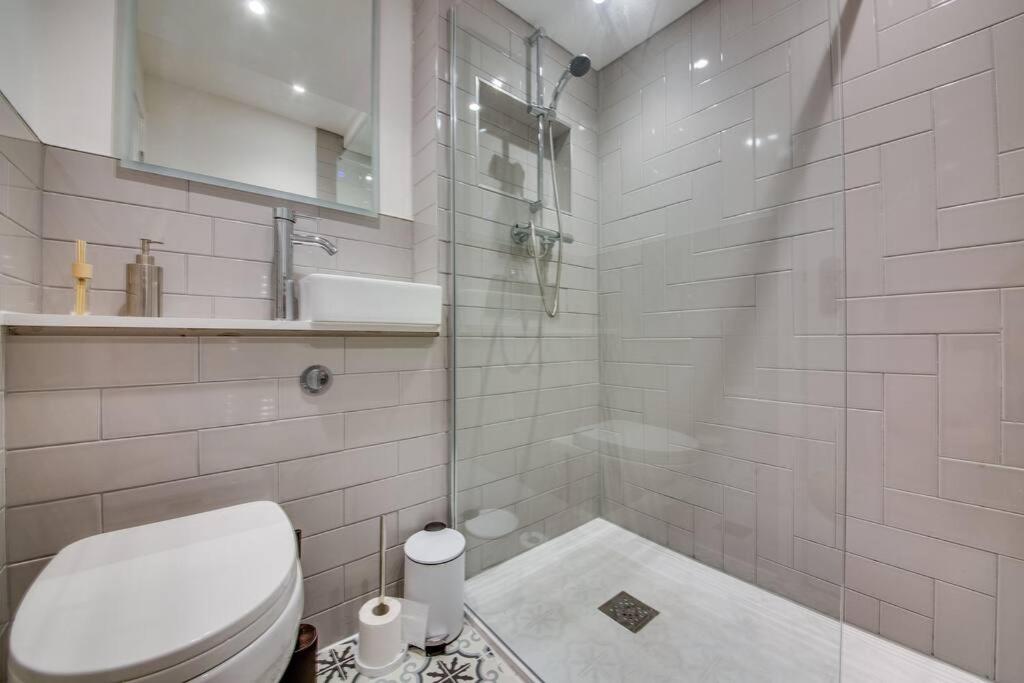 Six-Bedroom House photo 2