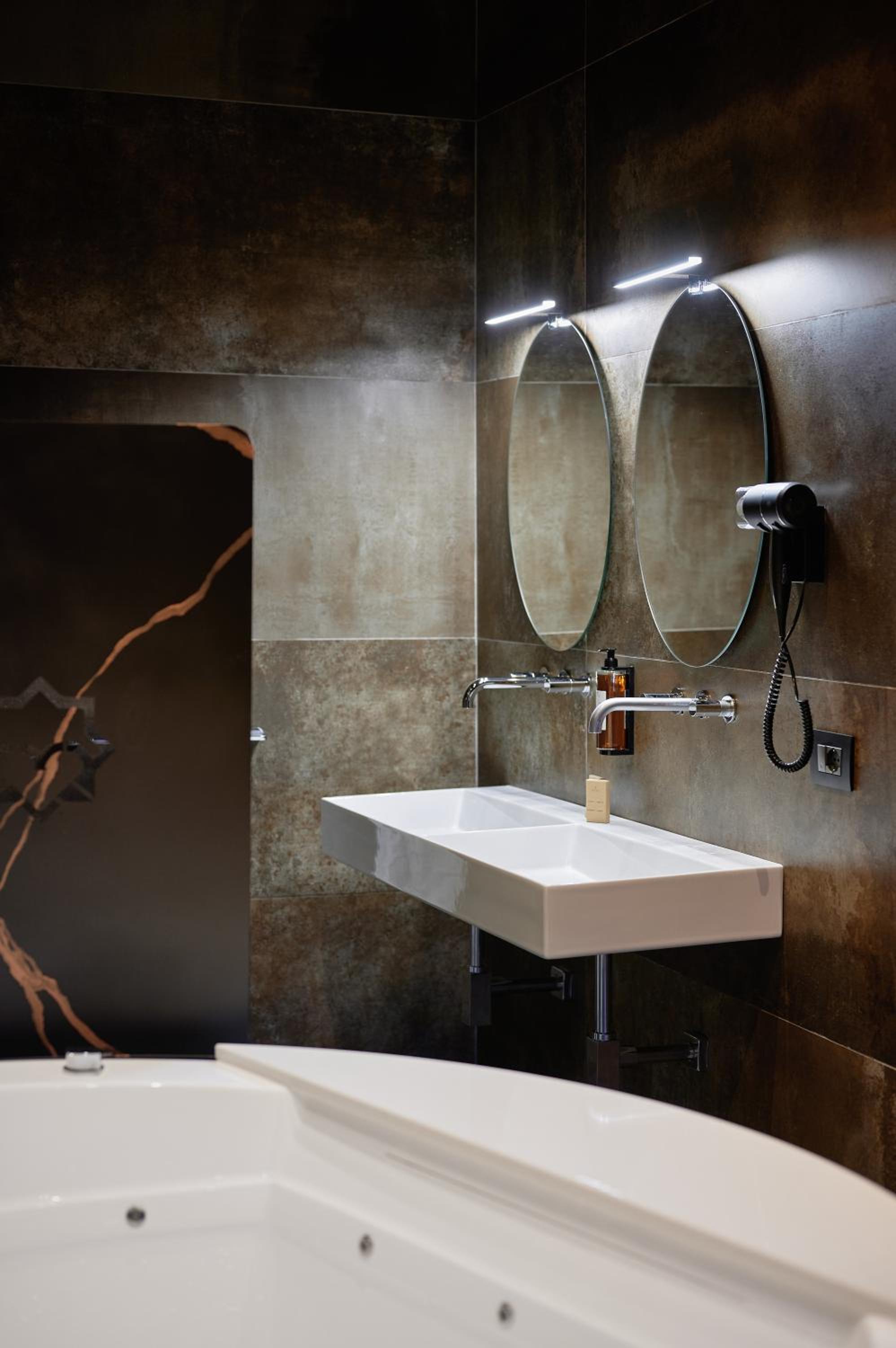 Queen Room with Spa Bath - Photo 3