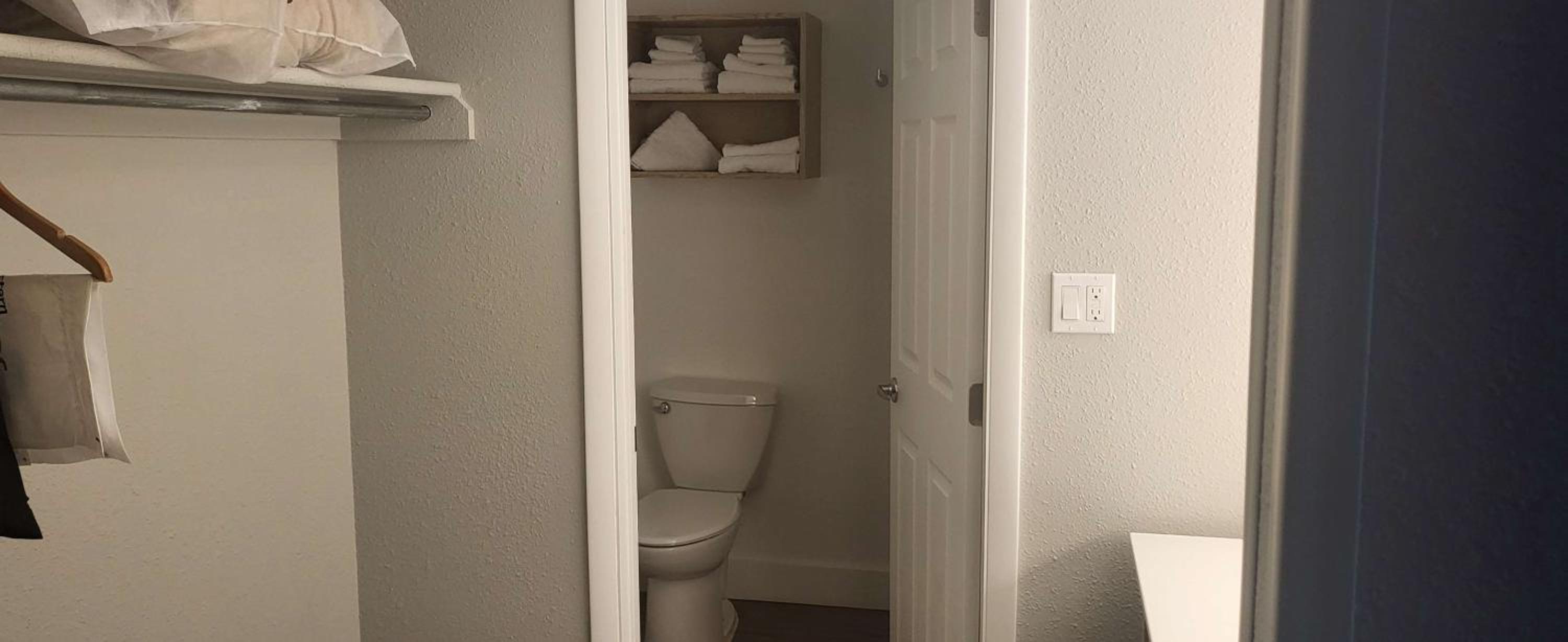 Deluxe King Room - Photo 4