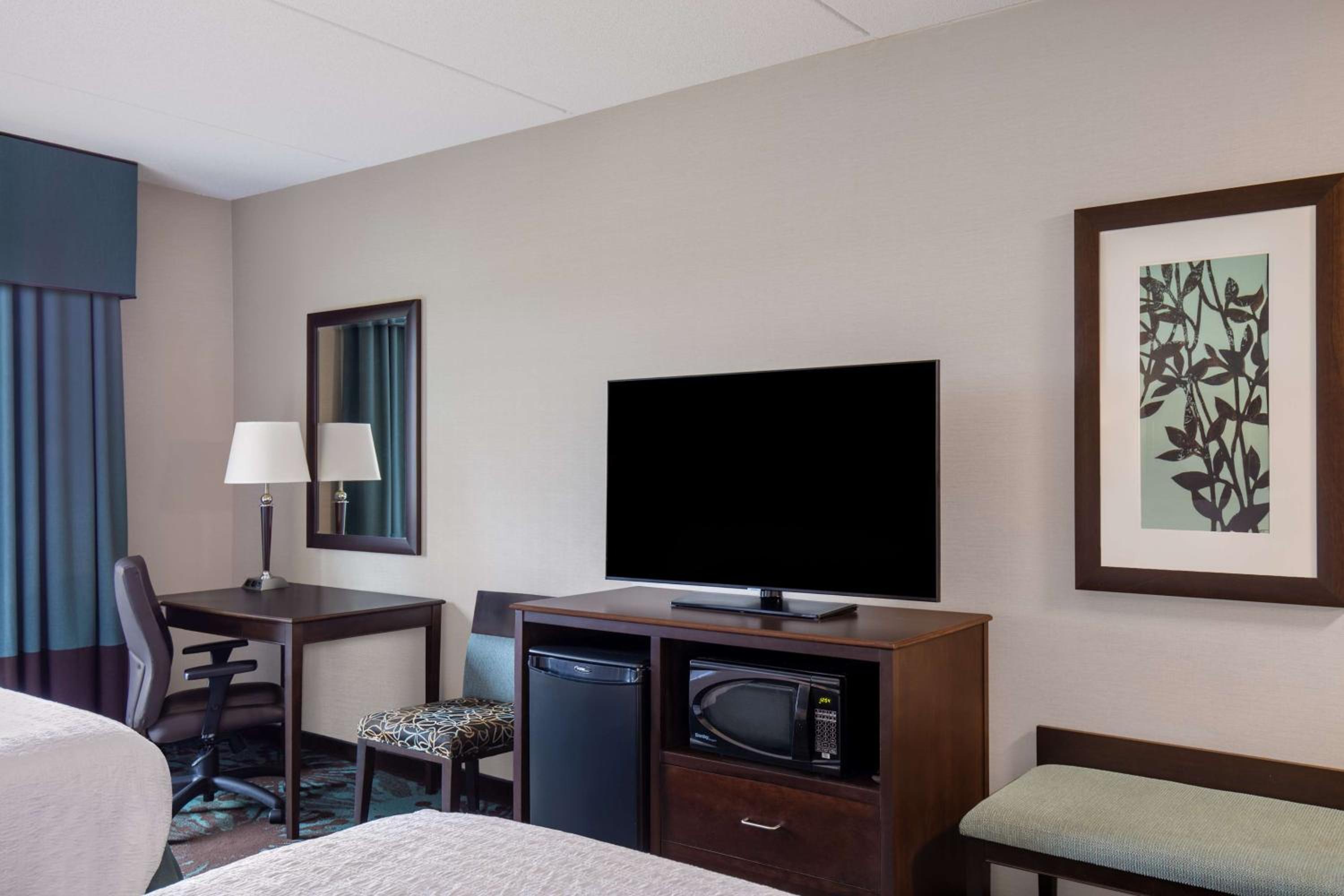 Room with Two Queen Beds - Non-Smoking - Photo 4