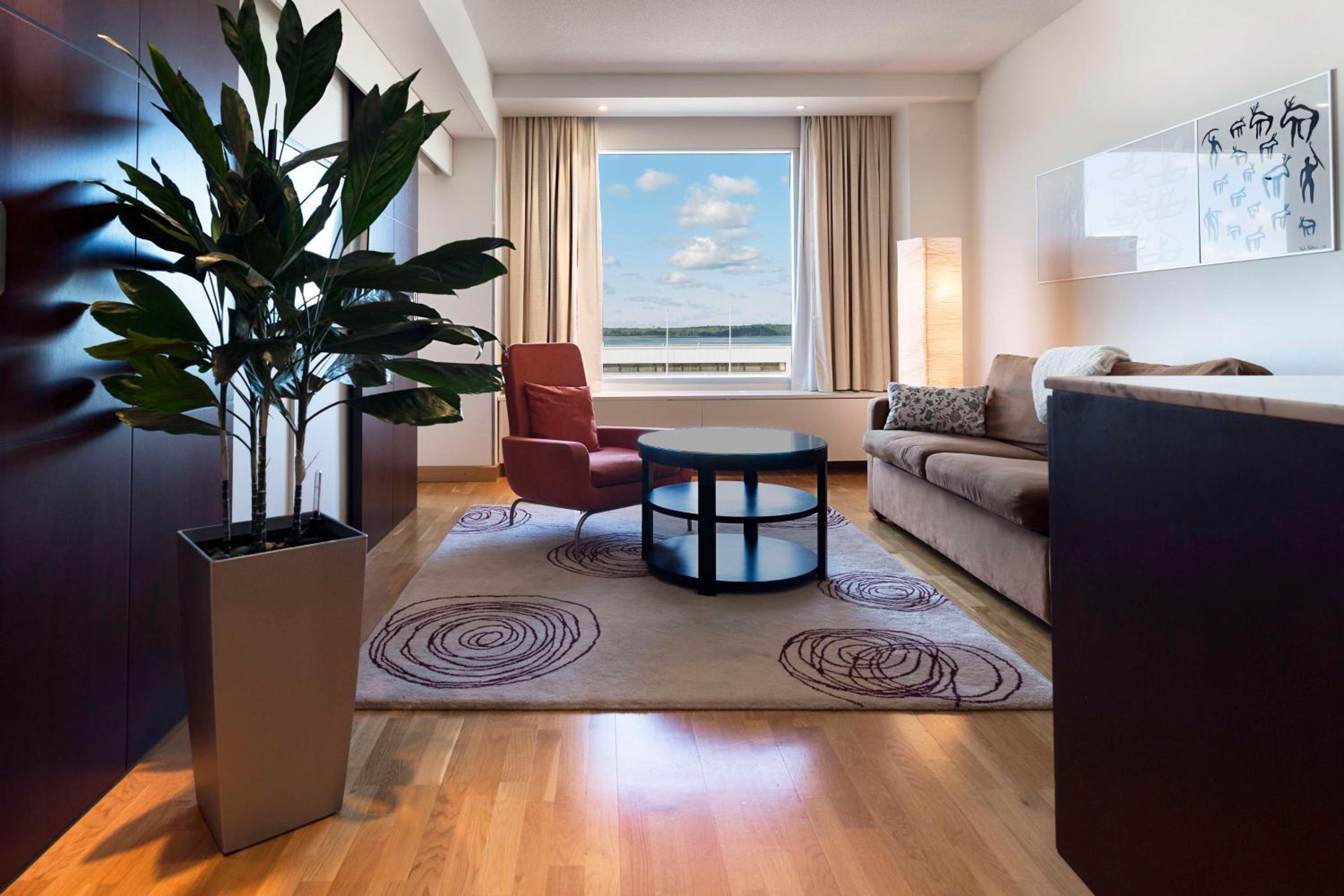 Junior King Suite with Partial Sea View - Photo 3