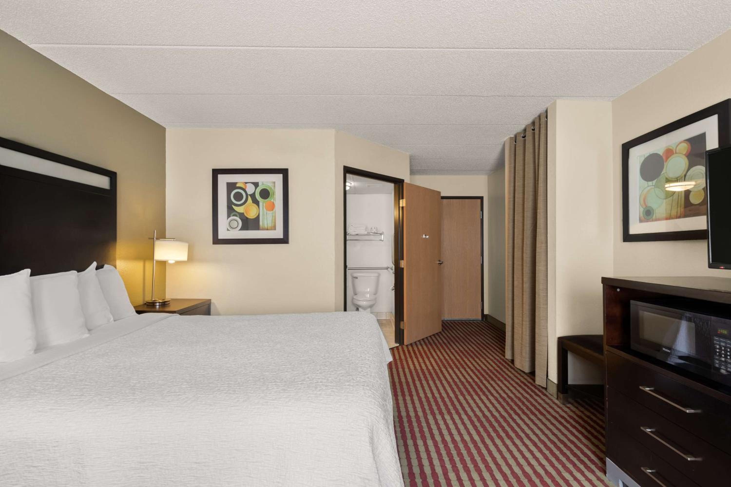 Queen Room with Roll-in Shower - Mobility Accessible - Photo 3