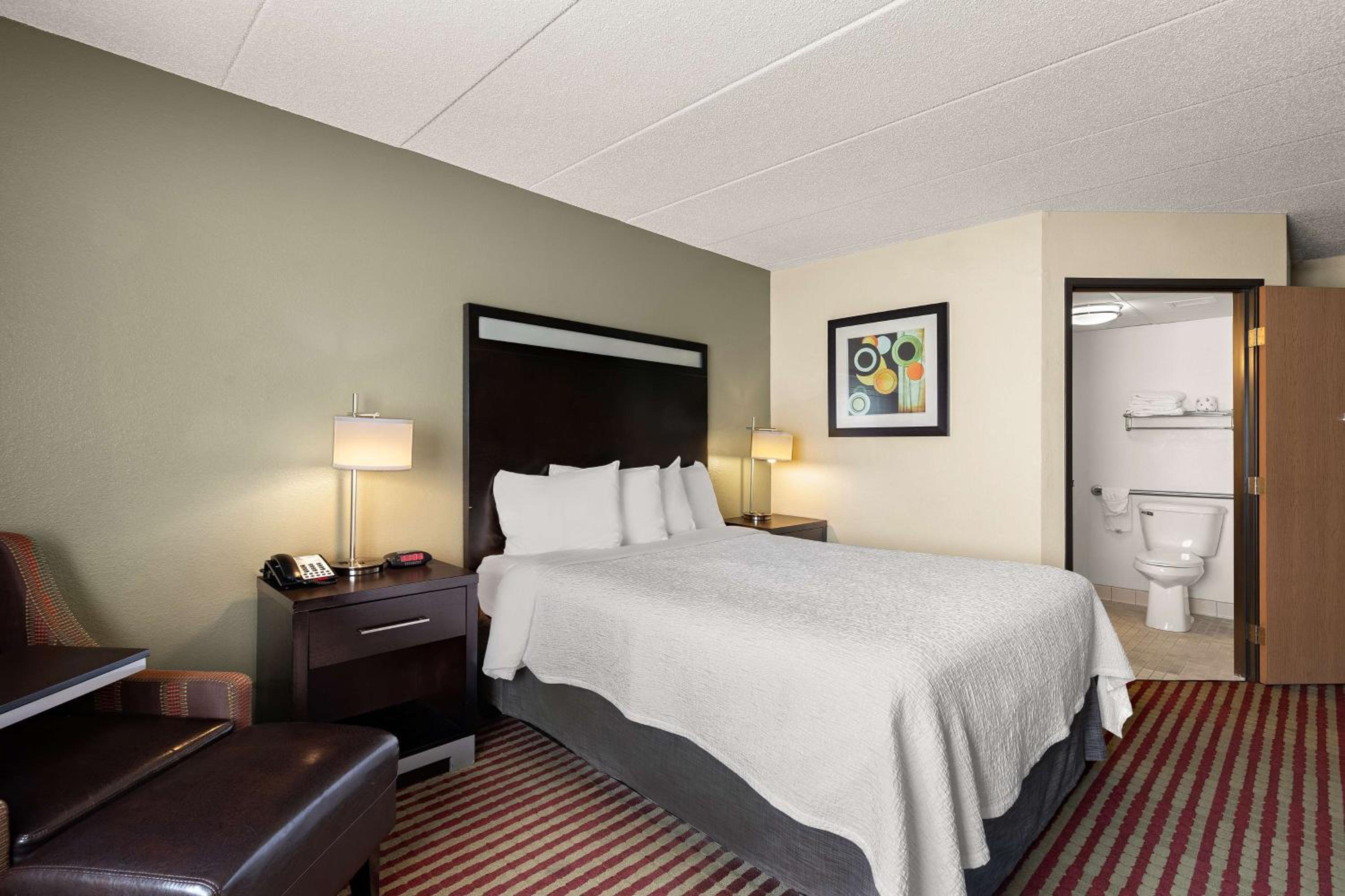 Queen Room with Roll-in Shower - Mobility Accessible - Photo 2