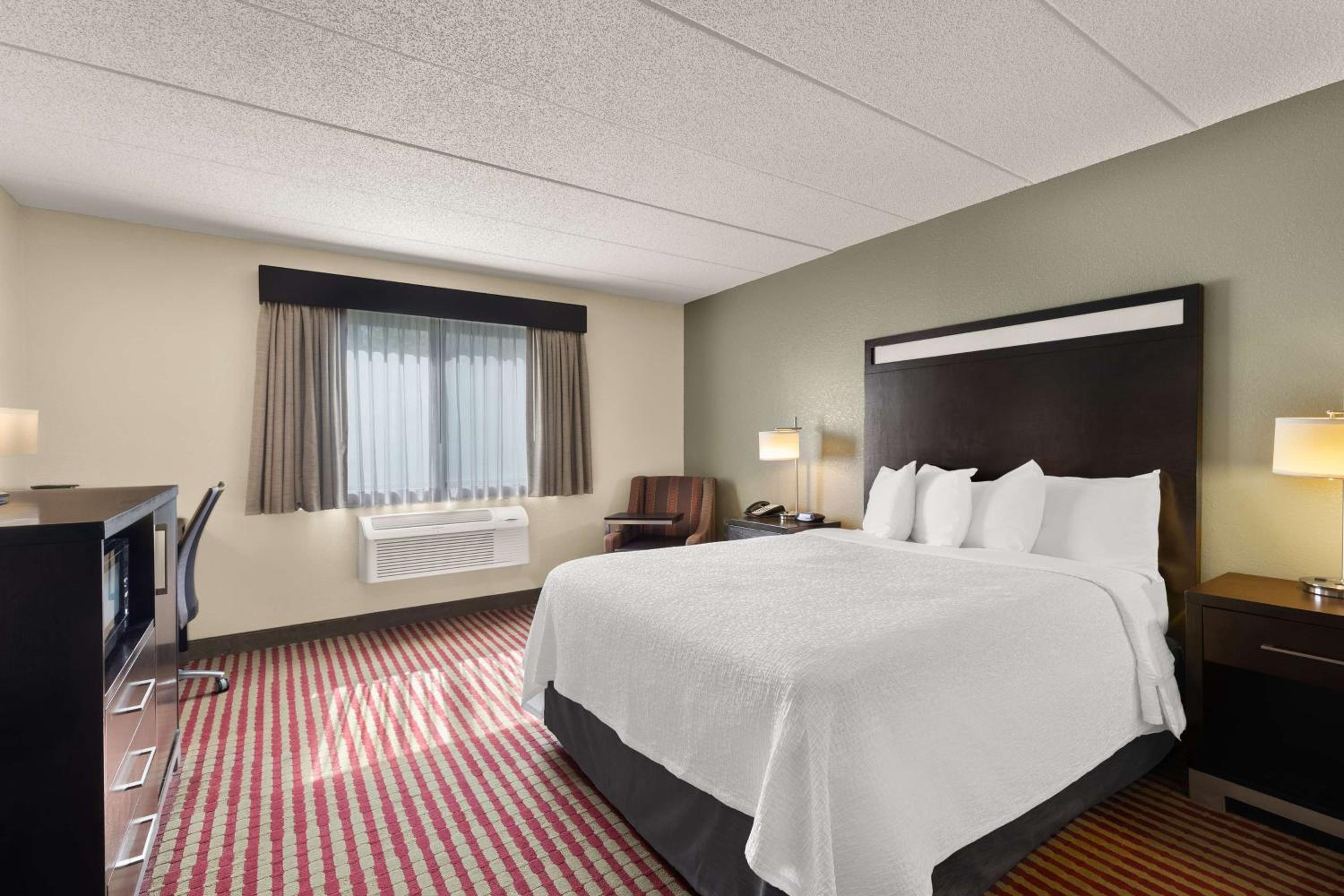 Queen Room with Roll-in Shower - Mobility Accessible - Photo 1