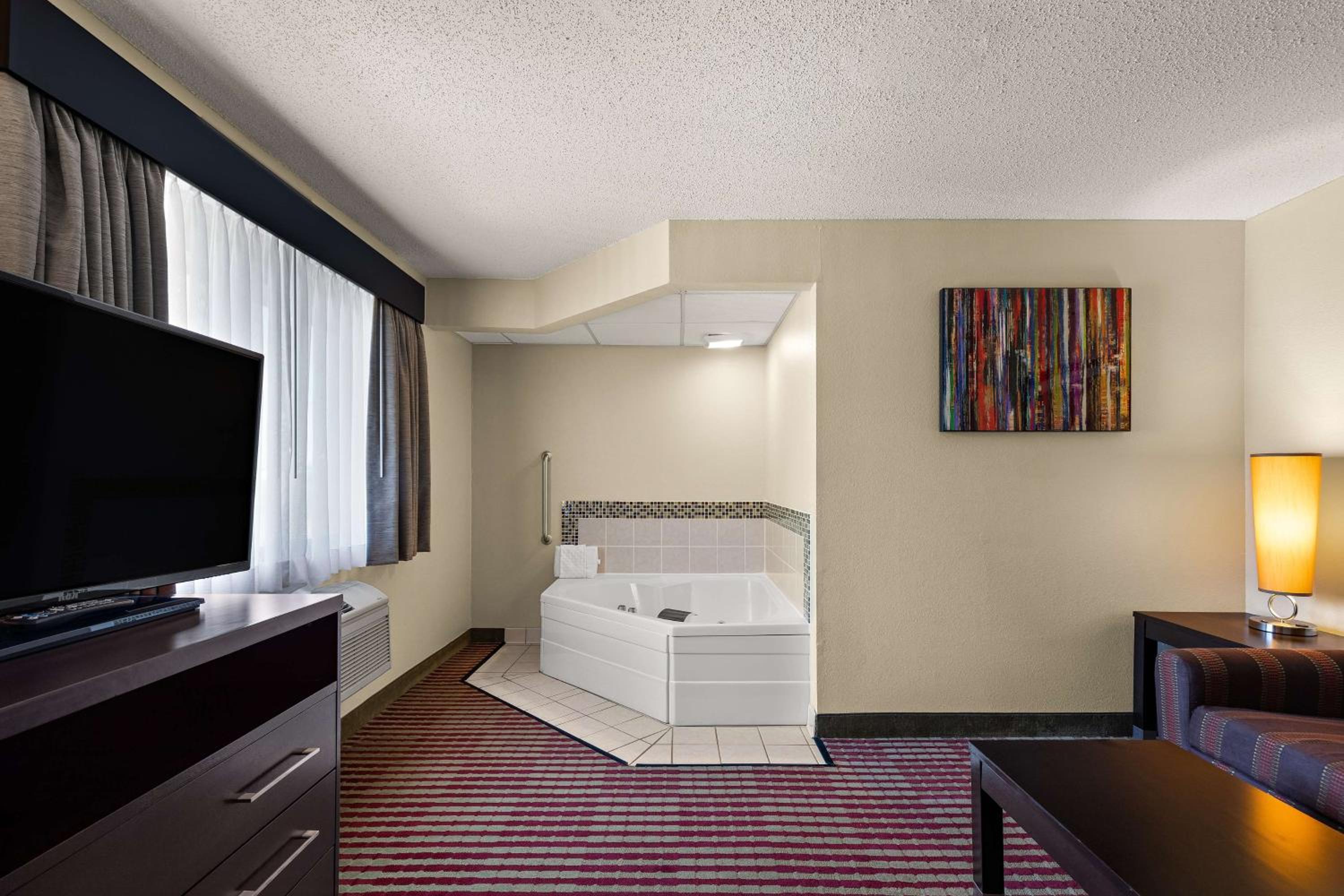 King Suite with Whirlpool - Non-Smoking - Photo 3