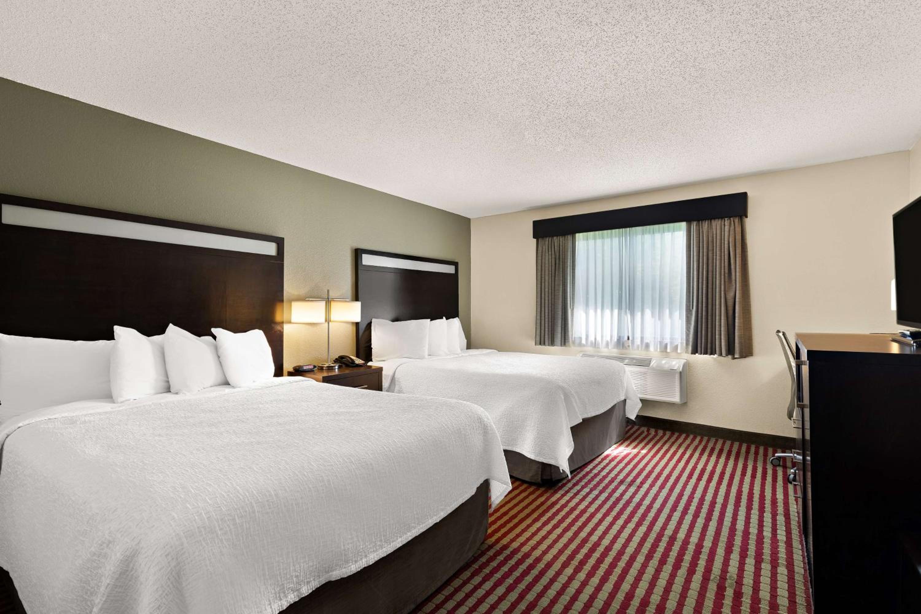 Queen Room with Two Queen Beds - Non-Smoking - Photo 3