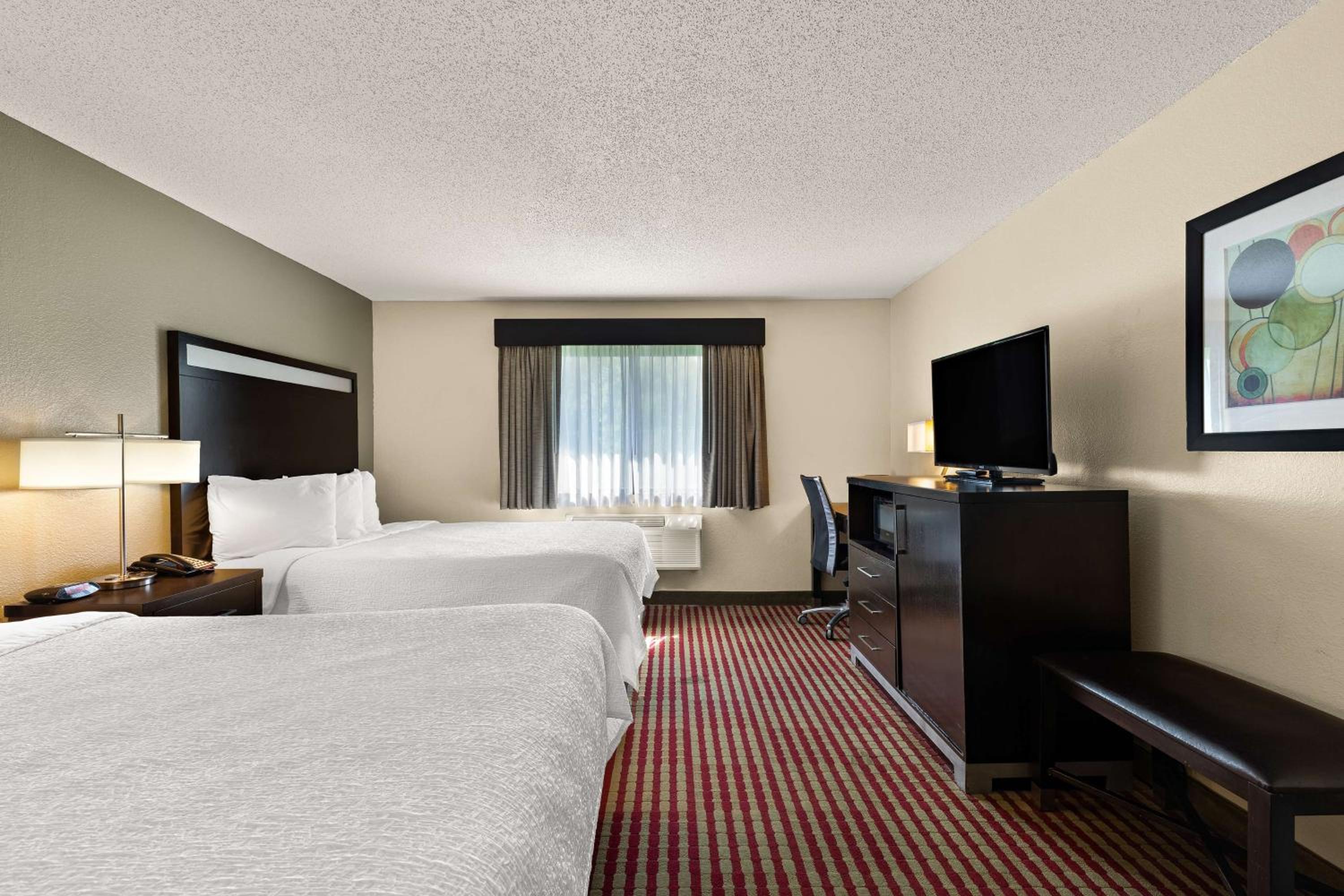 Queen Room with Two Queen Beds - Non-Smoking - Photo 2