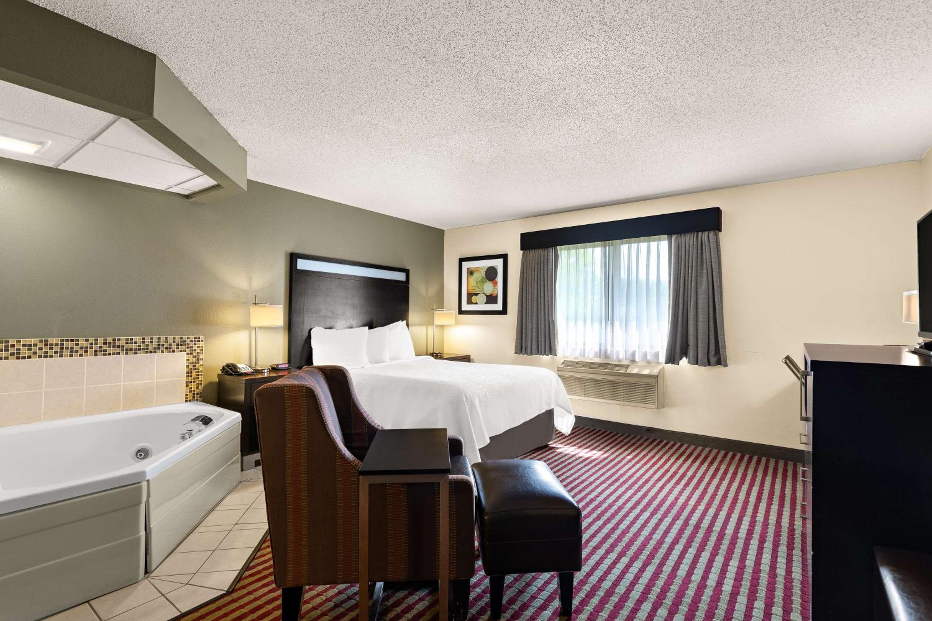 Queen Room with Whirlpool - Non-Smoking - Photo 1