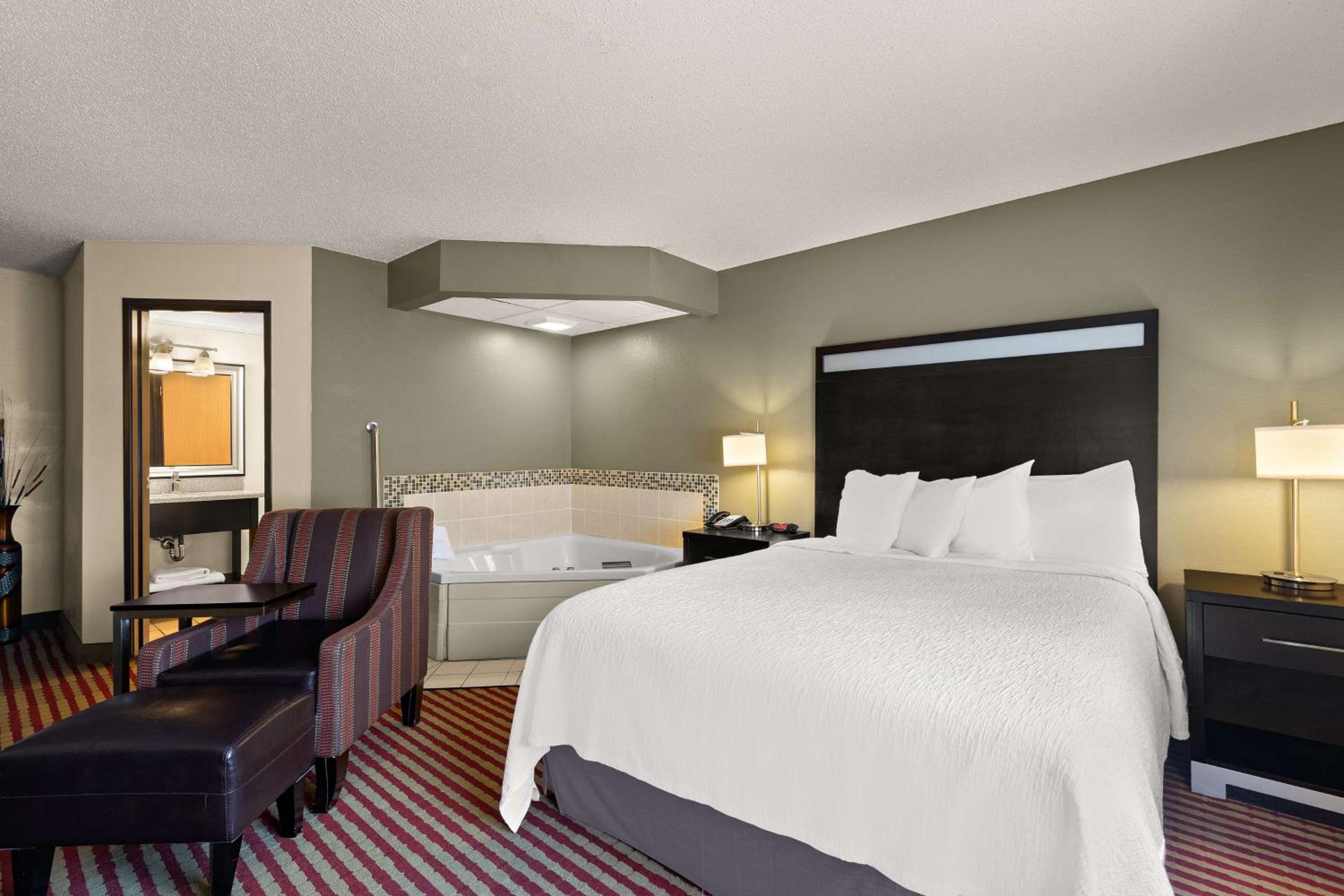 Queen Room with Whirlpool - Non-Smoking - Photo 2