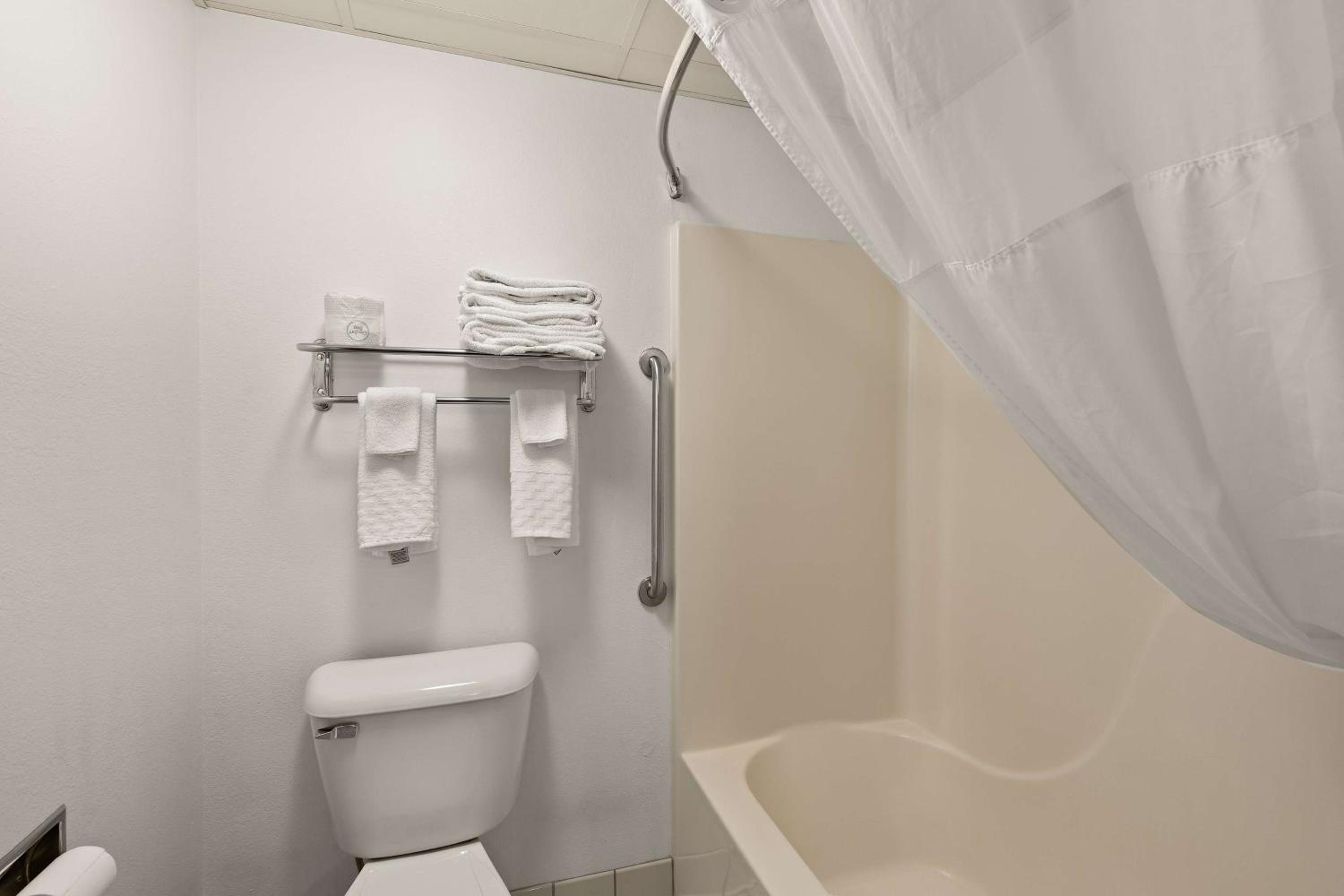Queen Room with Whirlpool - Non-Smoking - Photo 4