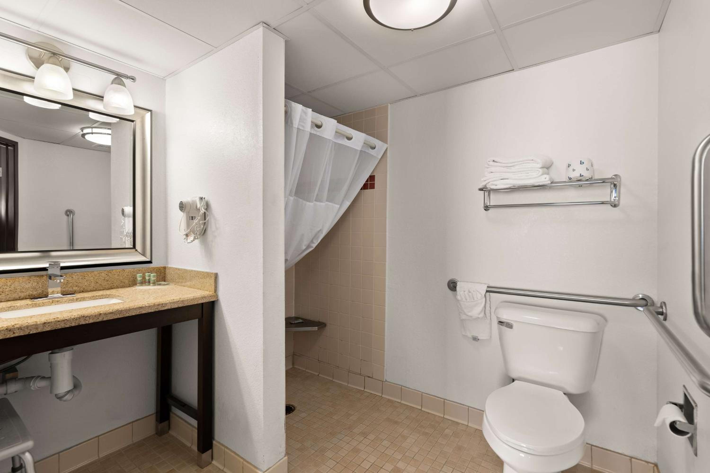 Queen Room with Roll-in Shower - Mobility Accessible - Photo 4