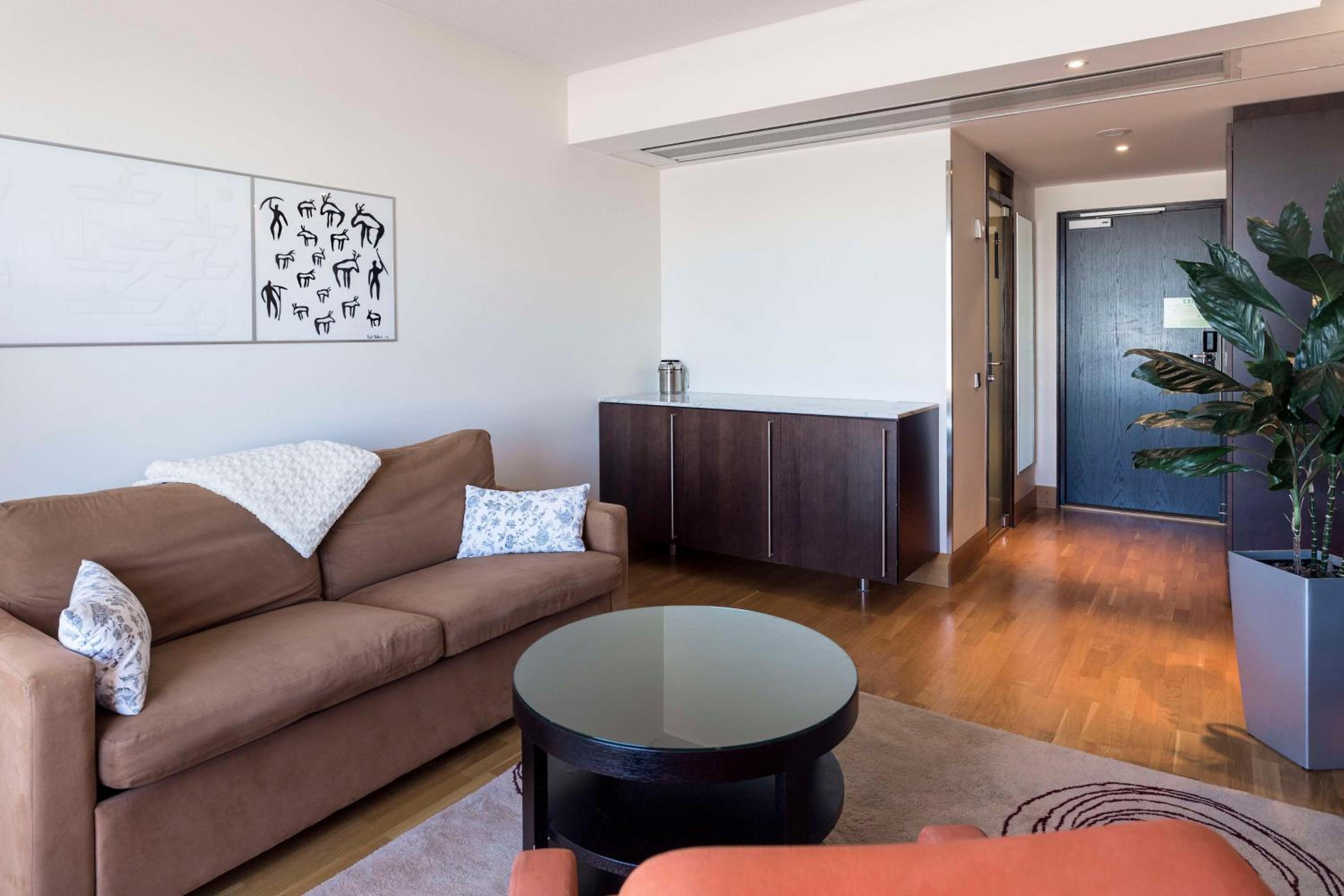 Junior King Suite with Partial Sea View - Photo 4