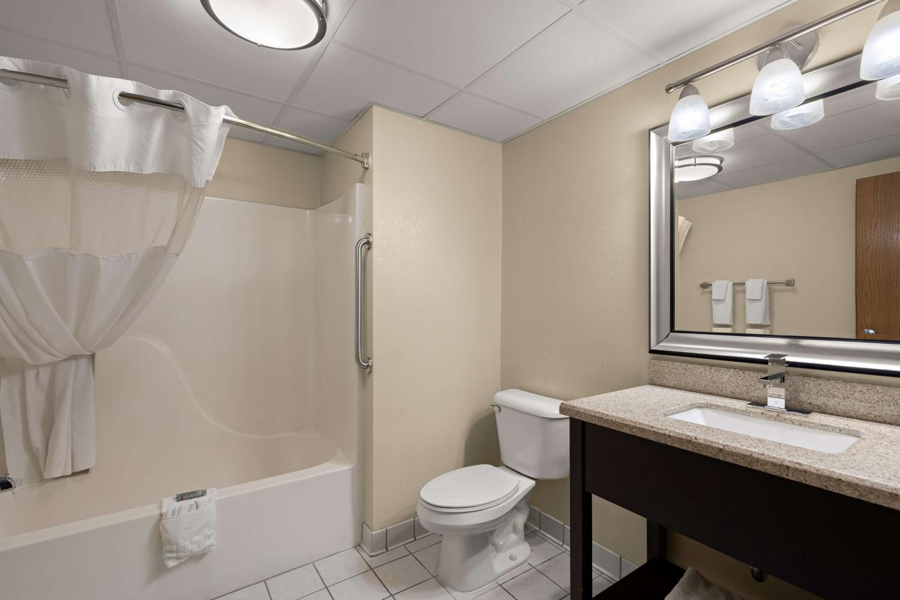 King Suite with Whirlpool - Non-Smoking - Photo 4