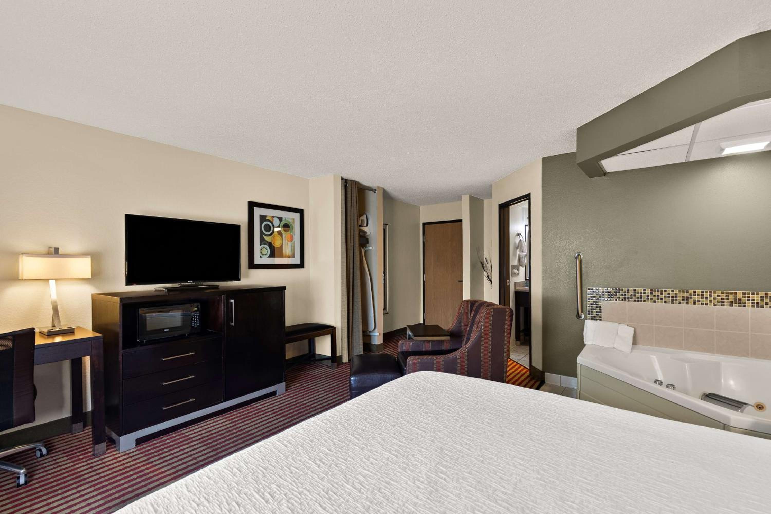 Queen Room with Whirlpool - Non-Smoking - Photo 3