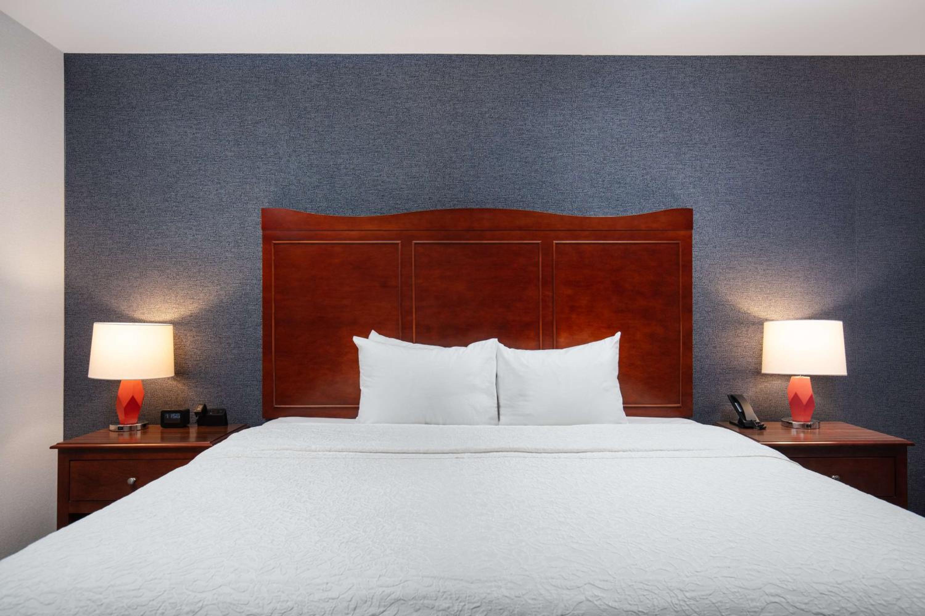 King Room with King Bed - Non-Smoking - Photo 3