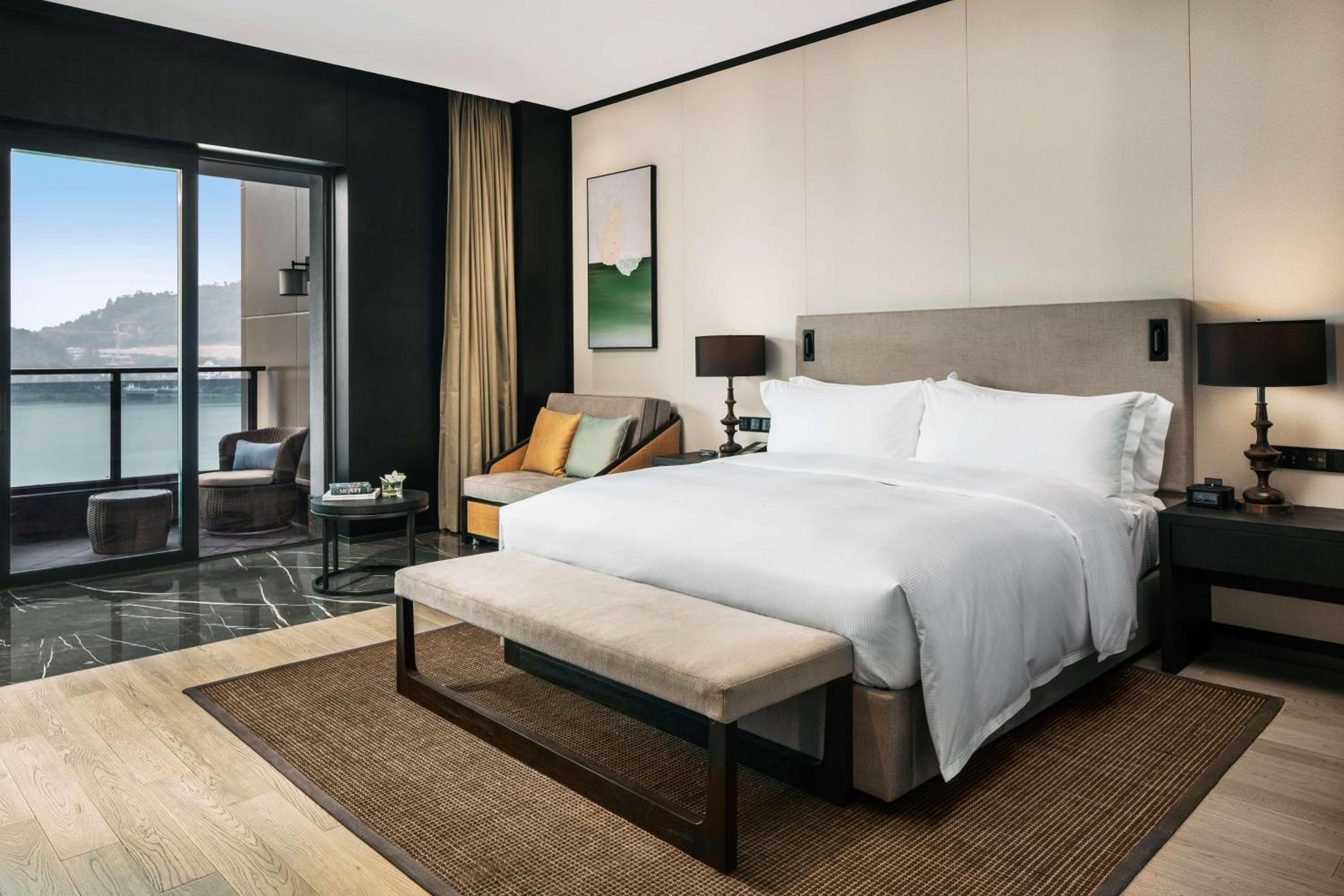 Deluxe King Room with Balcony and Lake View photo 2