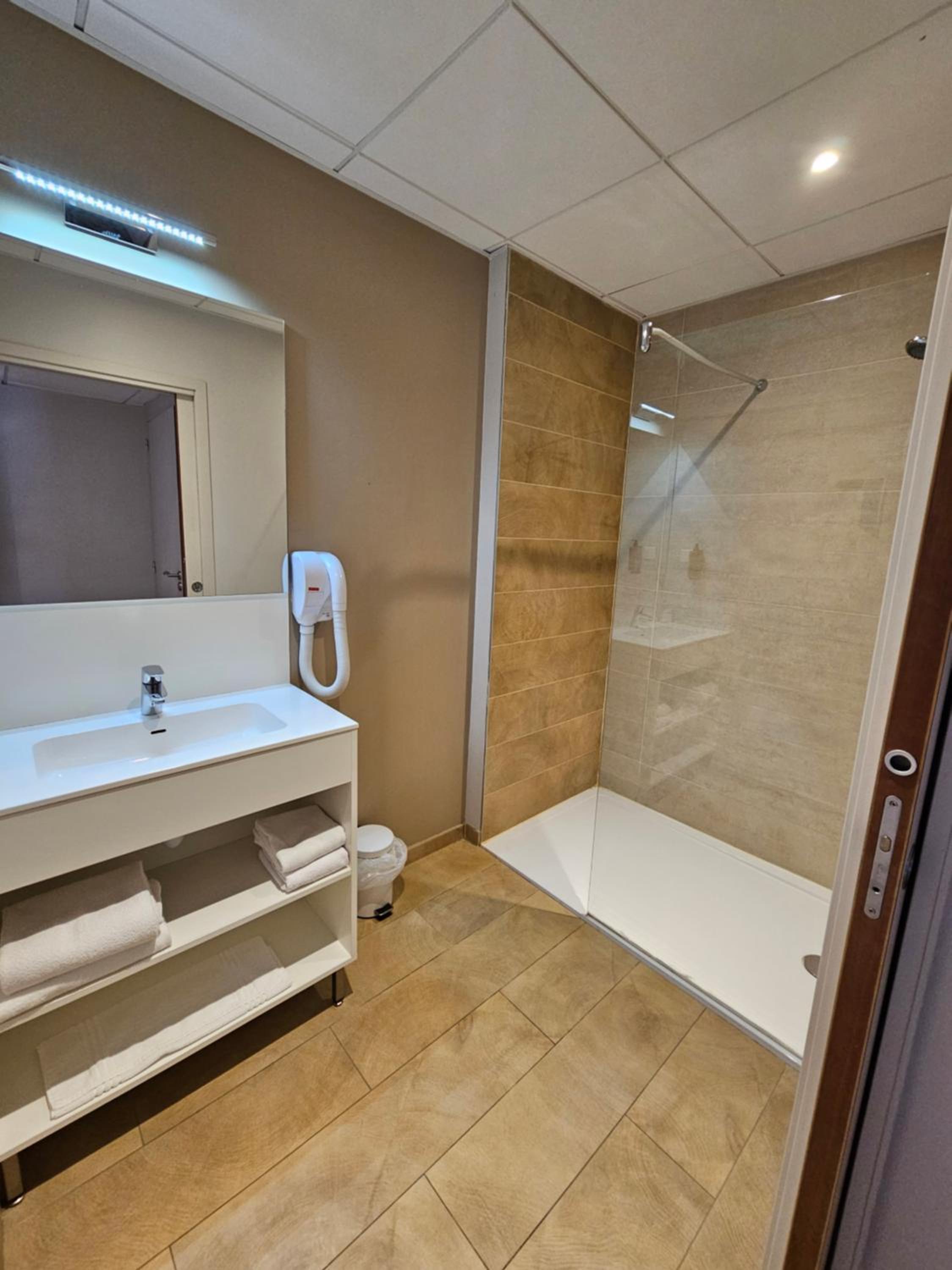 Standard Double Room with Single Sofa Bed - Photo 3