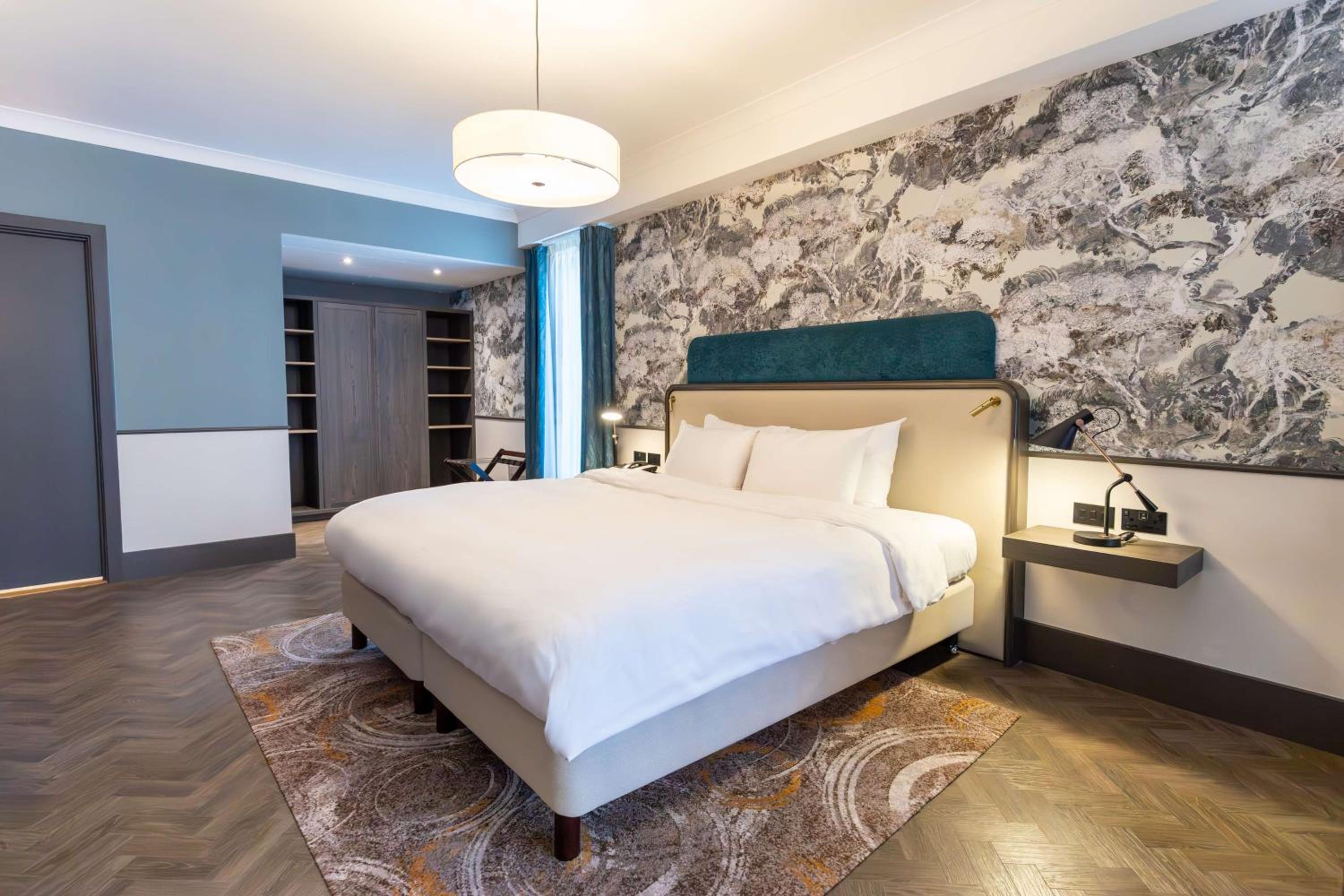 Corner Suite - Photo 2