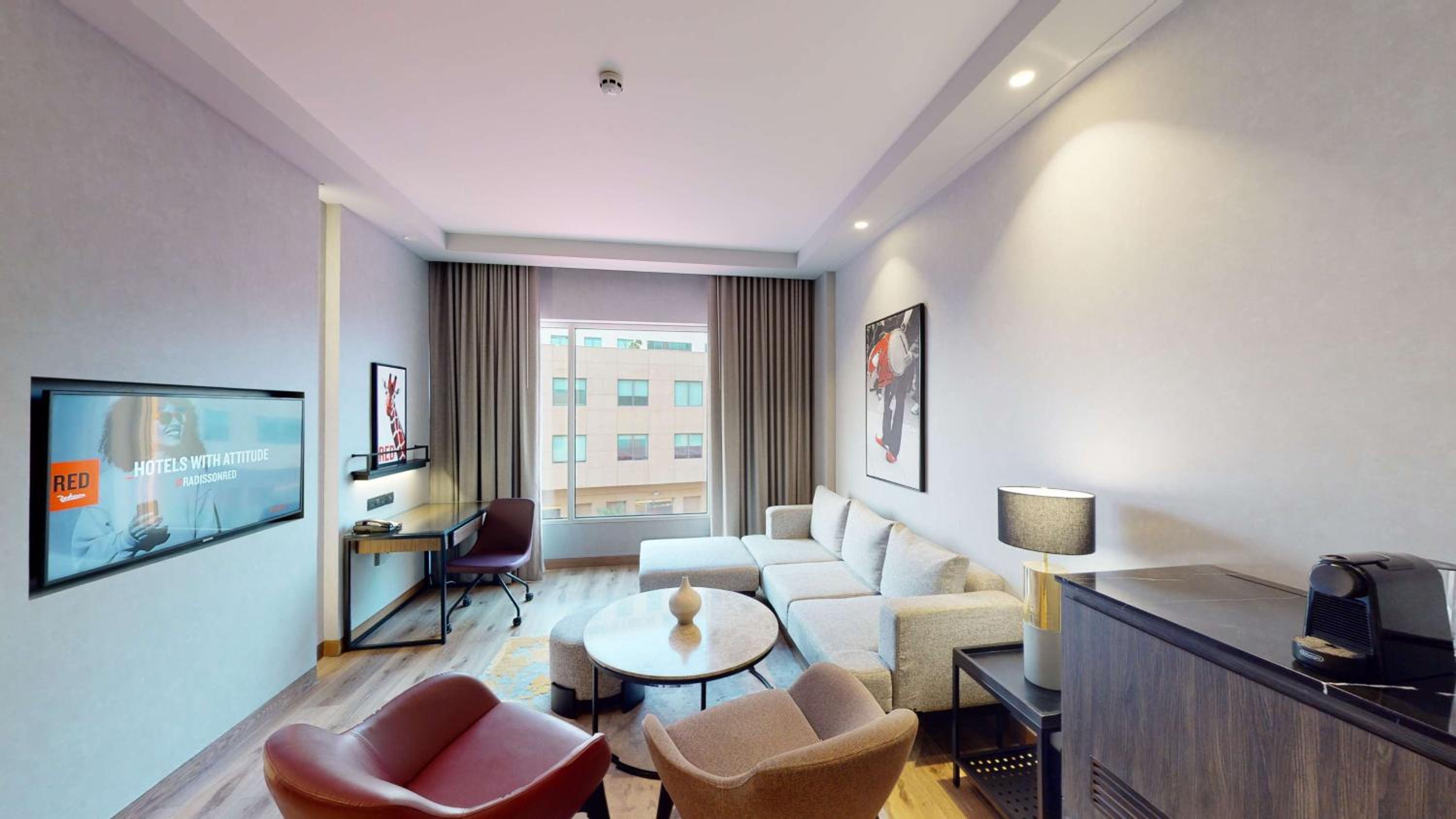 Executive Suite with King Bed and living room, Bath tub with Jacuzzi & Bottle of Wine, 15% discount on Food & Soft beverage and Laundry. - Photo 3