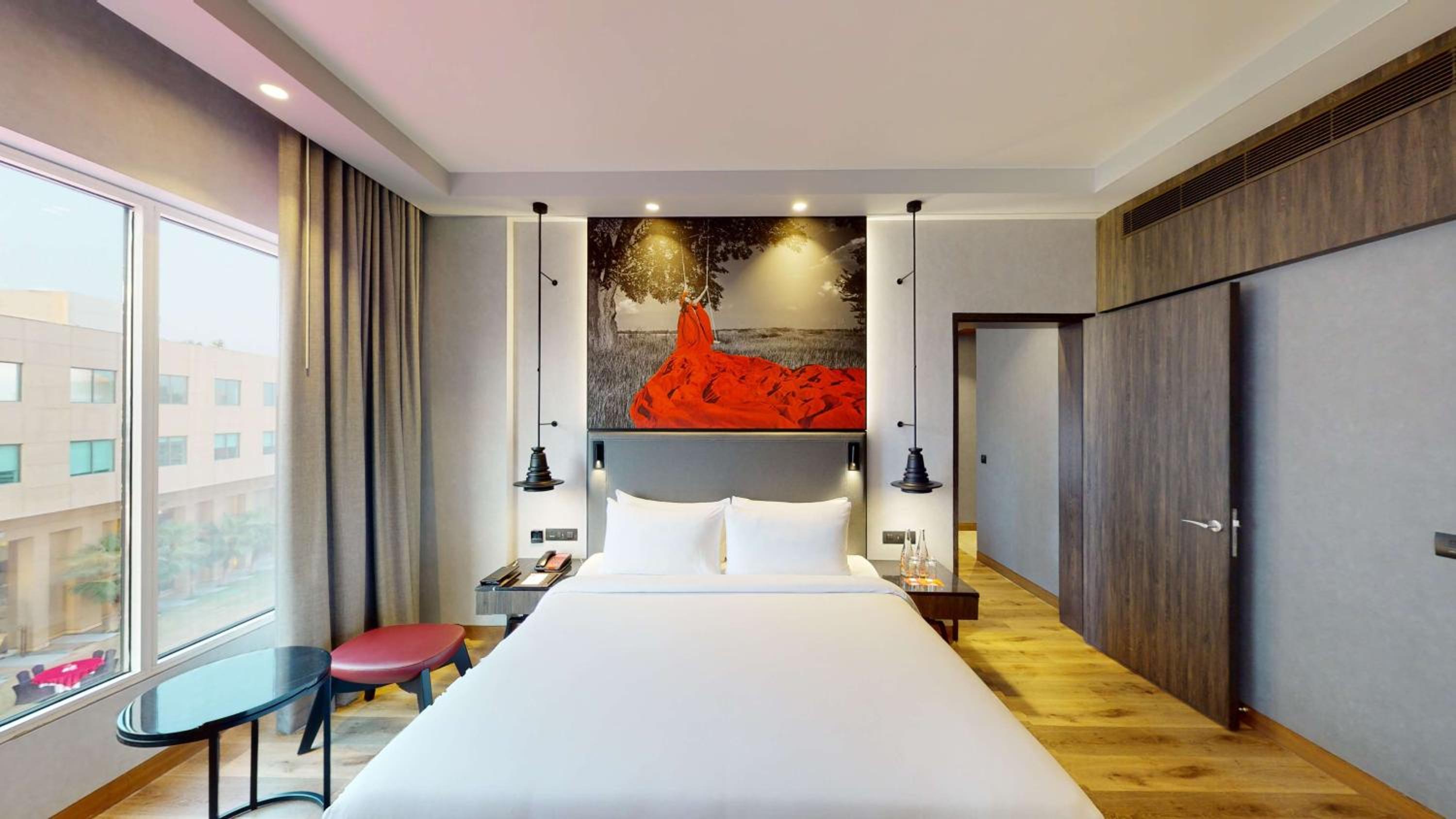 Executive Suite with King Bed and living room, Bath tub with Jacuzzi & Bottle of Wine, 15% discount on Food & Soft beverage and Laundry. - Photo 4