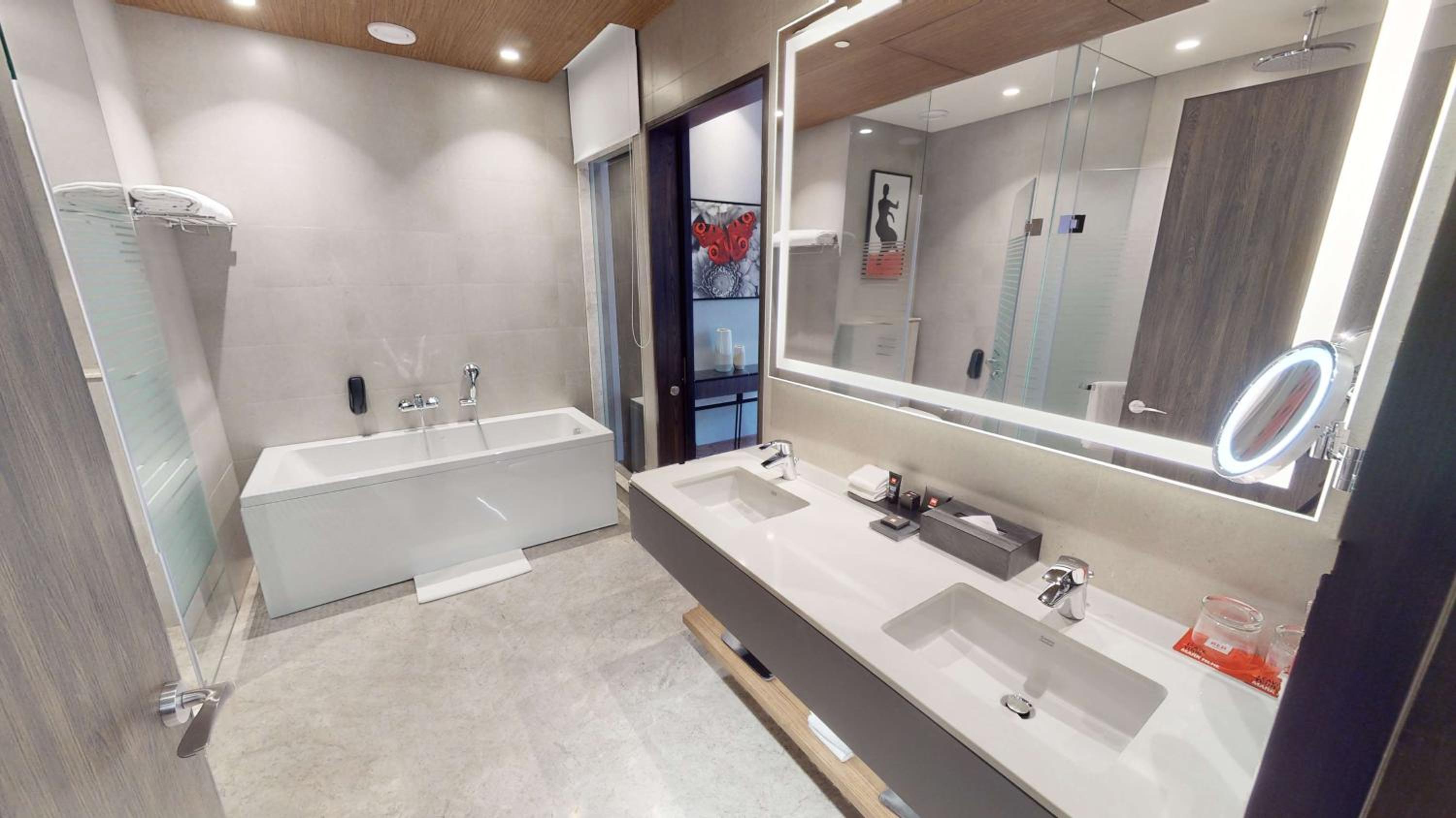 Executive Suite with King Bed and living room, Bath tub with Jacuzzi & Bottle of Wine, 15% discount on Food & Soft beverage and Laundry. - Photo 6