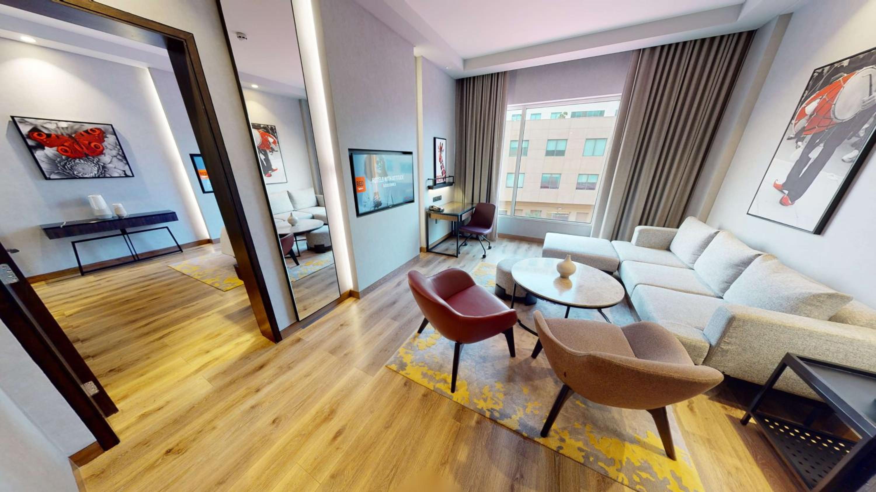 Executive Suite with King Bed and living room, Bath tub with Jacuzzi & Bottle of Wine, 15% discount on Food & Soft beverage and Laundry. - Photo 2