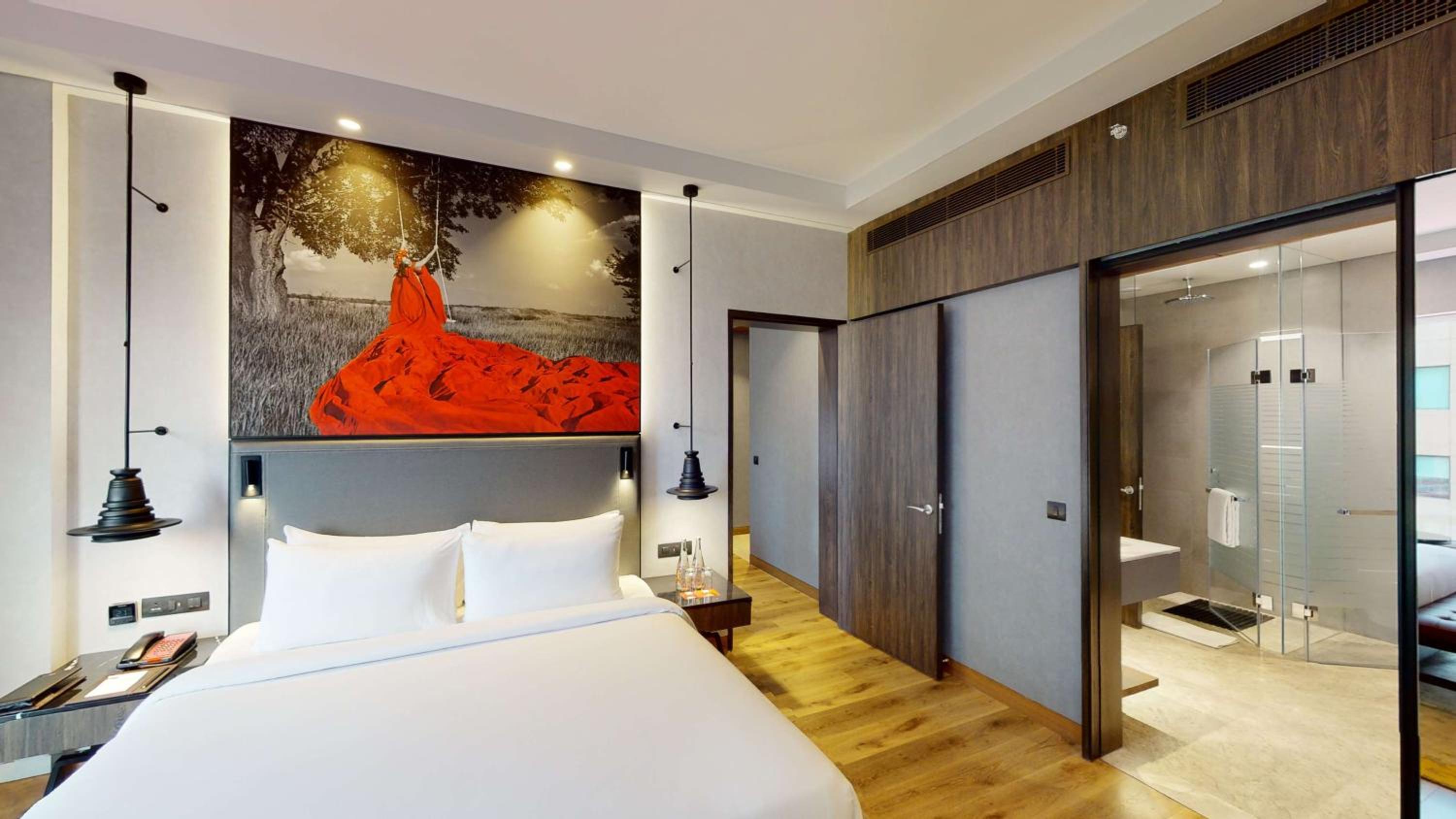 Executive Suite with King Bed and living room, Bath tub with Jacuzzi & Bottle of Wine, 15% discount on Food & Soft beverage and Laundry. - Photo 5