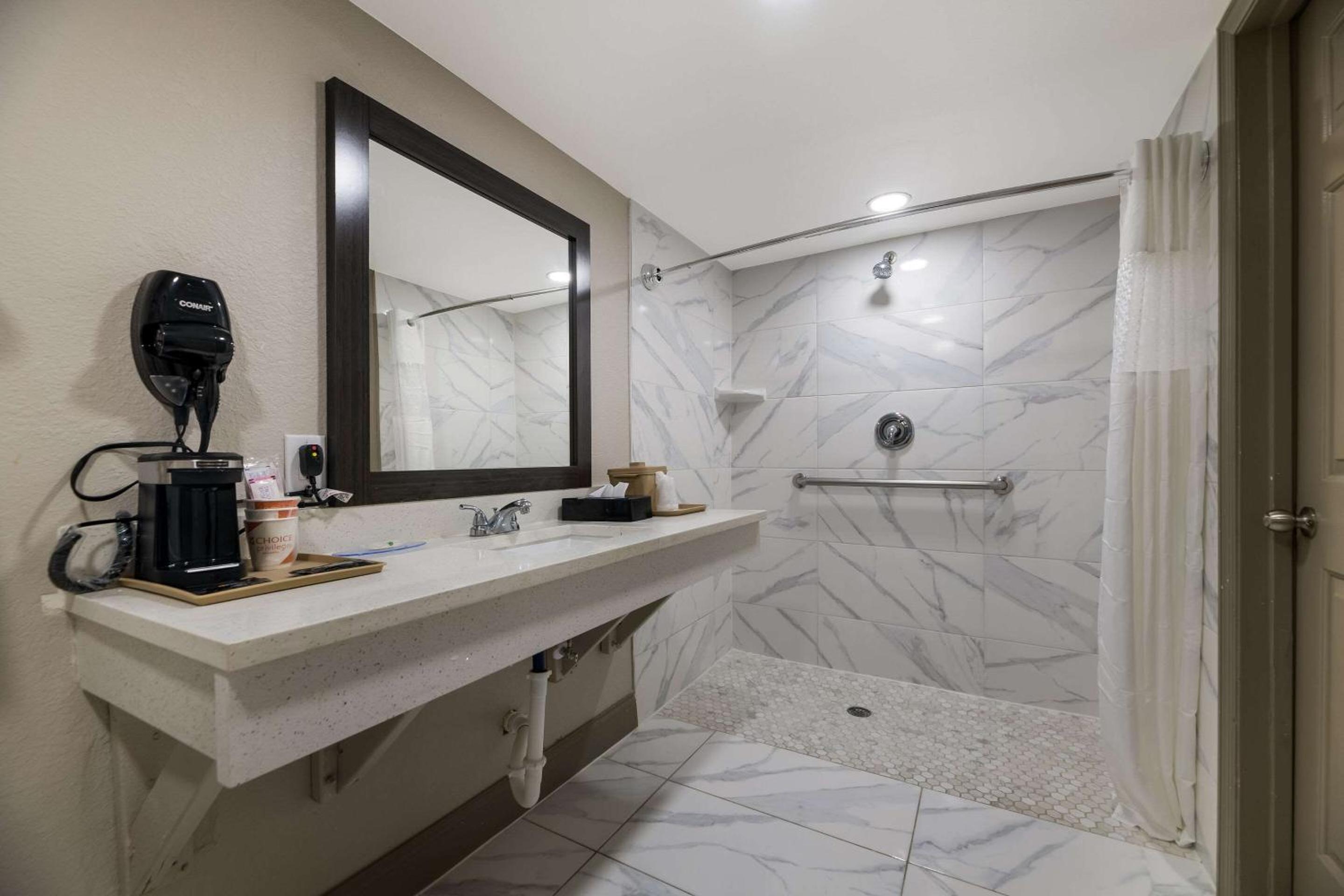 Queen Room with Roll-In Shower - Disability Access/Smoking