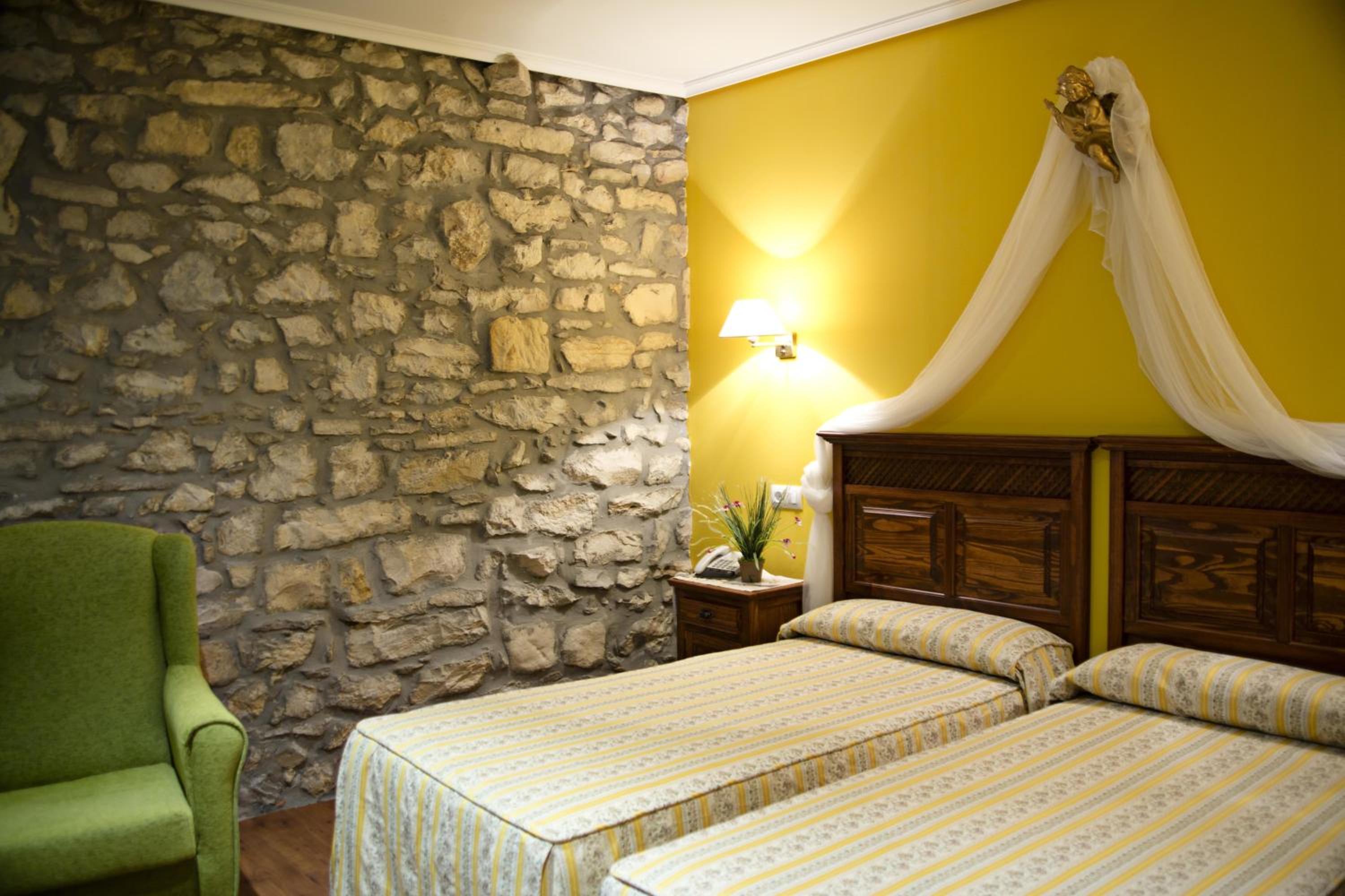 Double or Twin Room - Photo 4