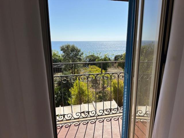 Double Room with Balcony and Sea View photo 3