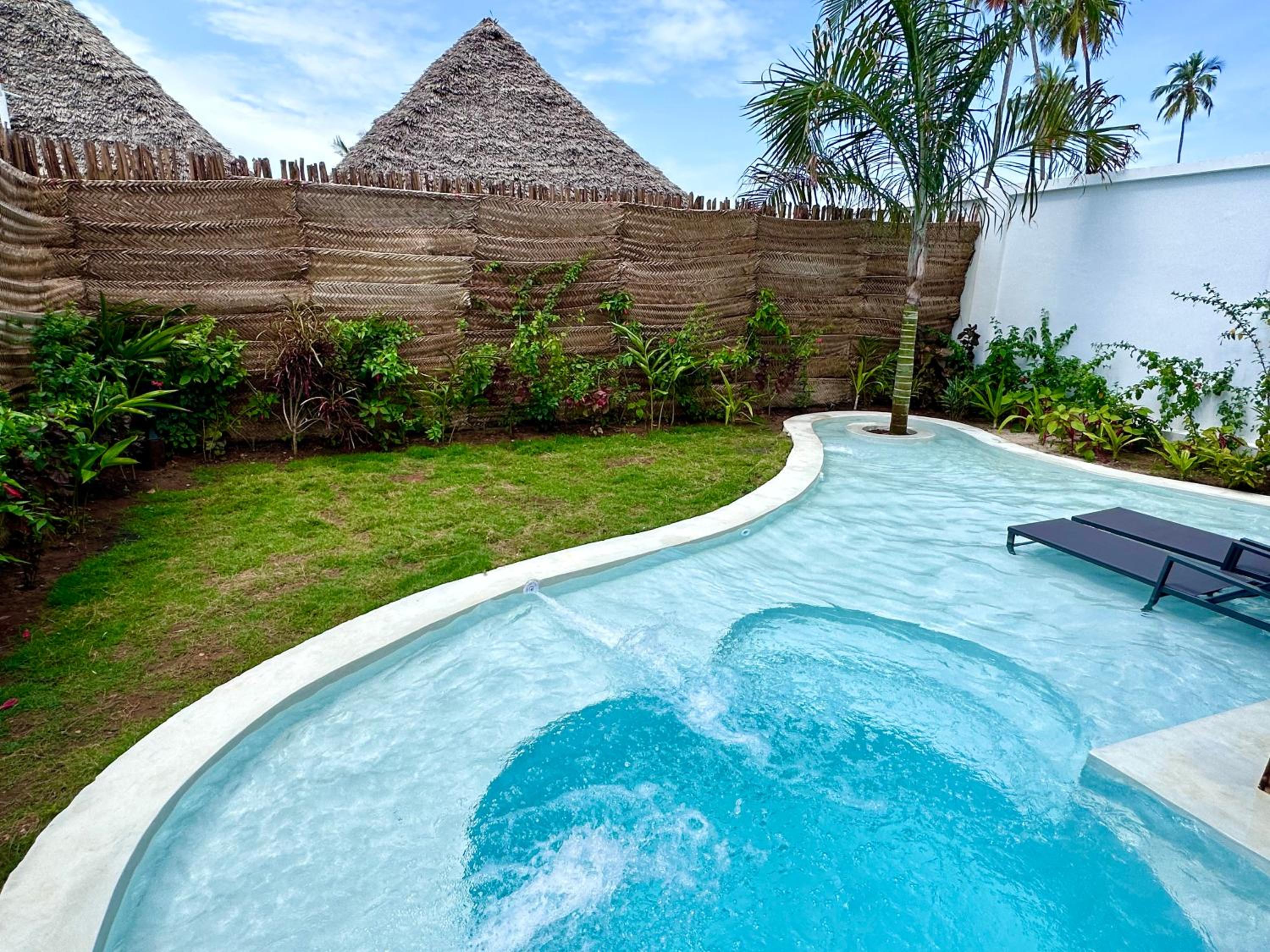 Villa with Private Pool - Photo 2