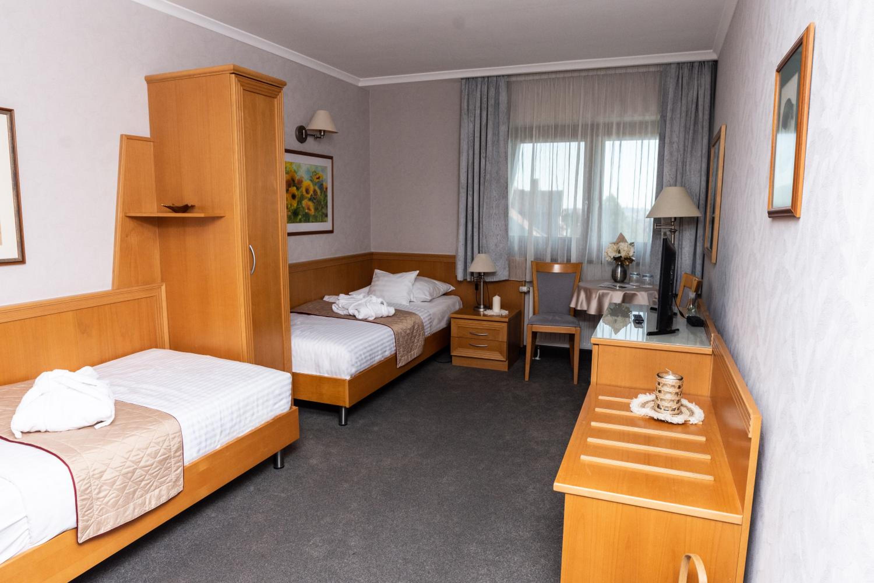 Standard Twin Room - Photo 1