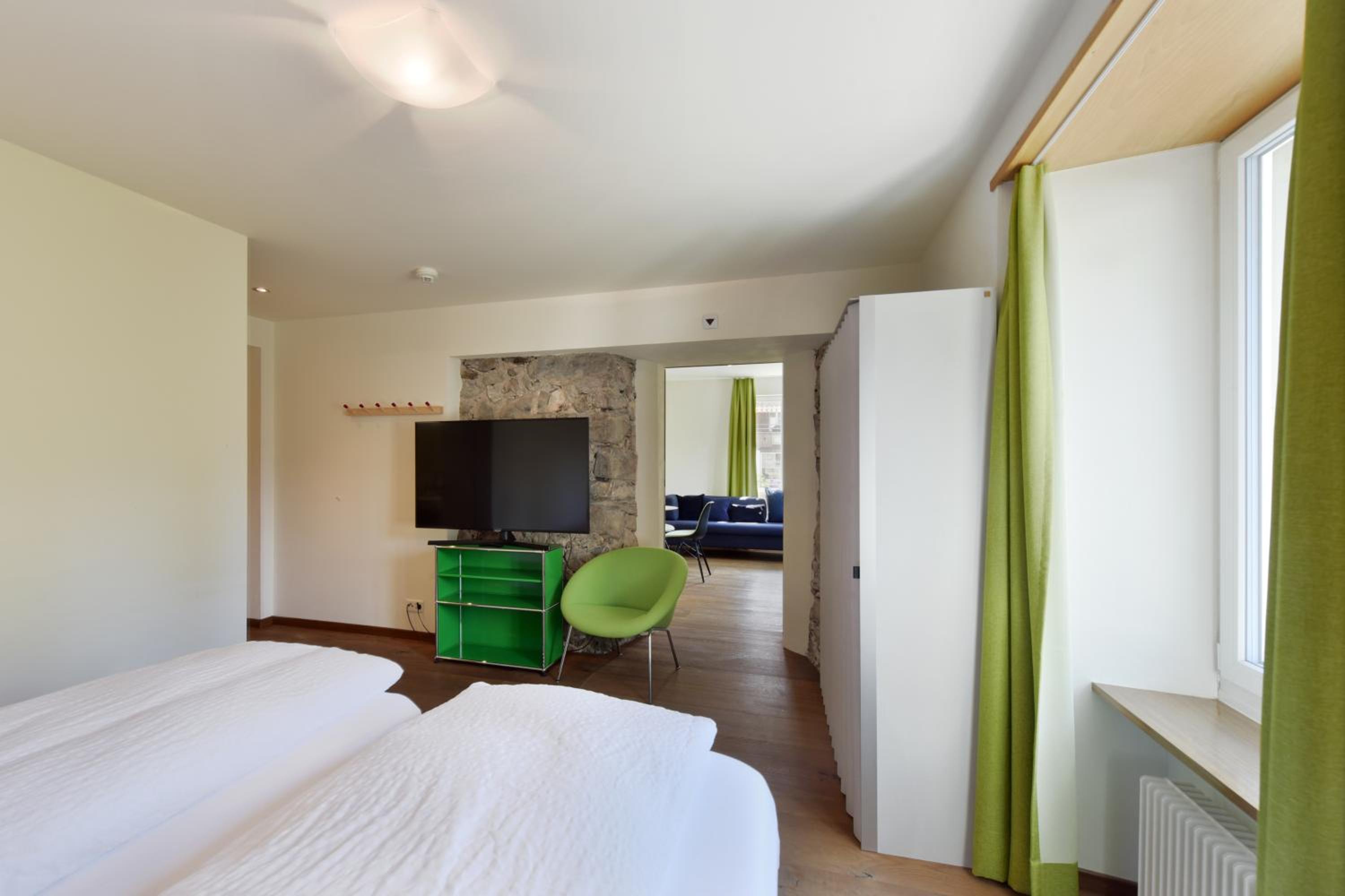 One-Bedroom Apartment - Photo 2
