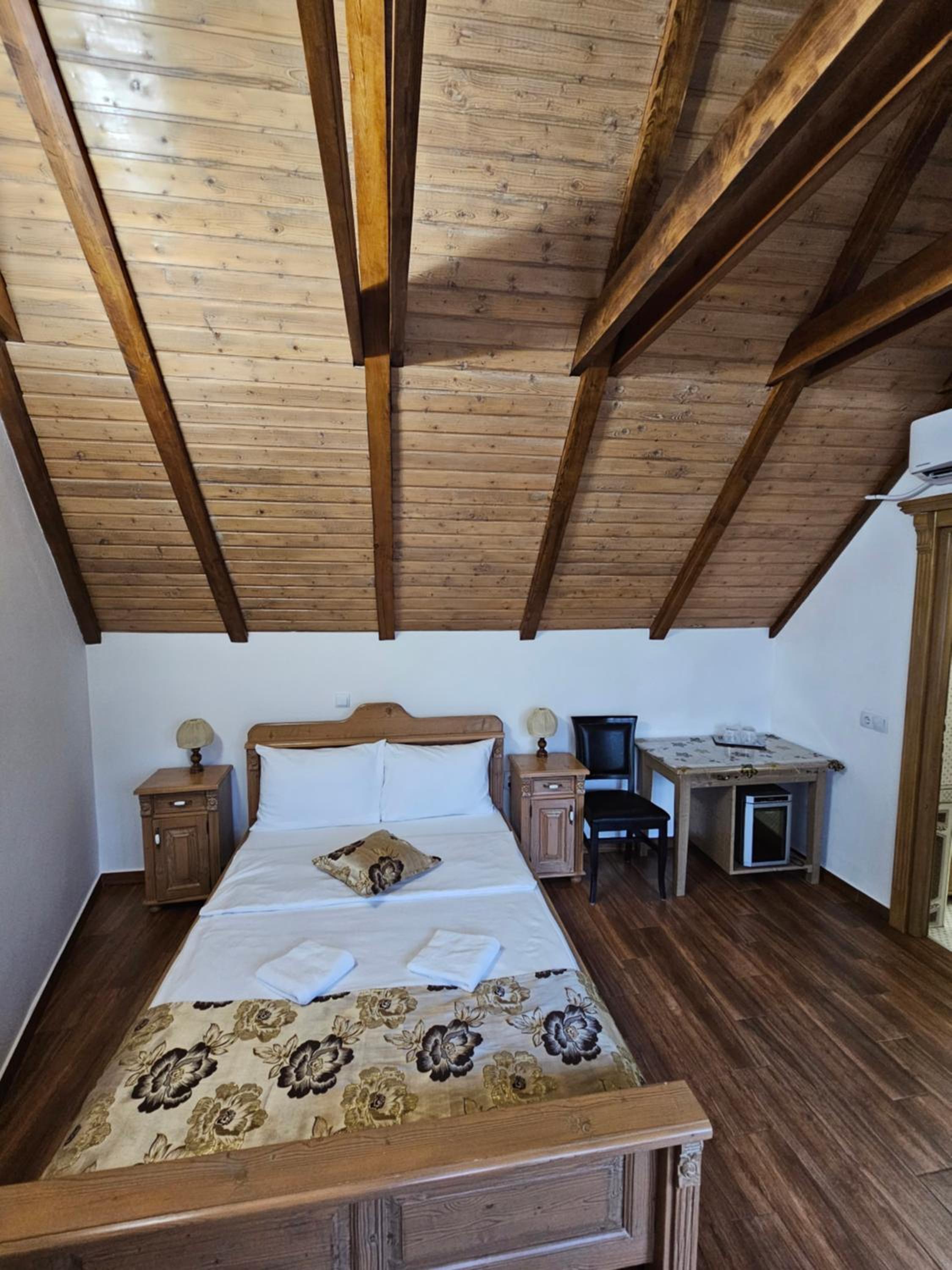 Deluxe Queen Room - Photo 4