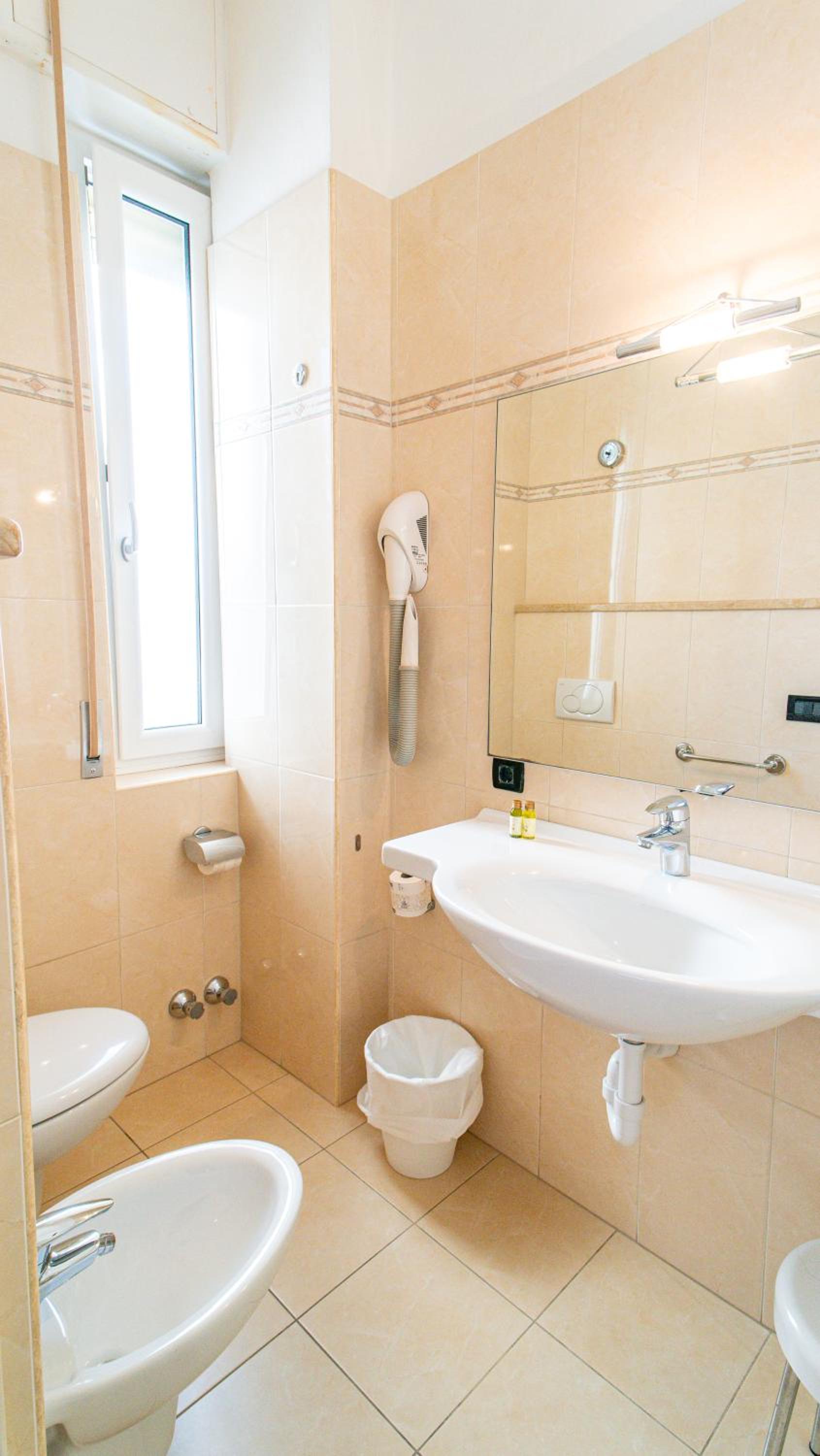 Standard Double Room - Photo 4