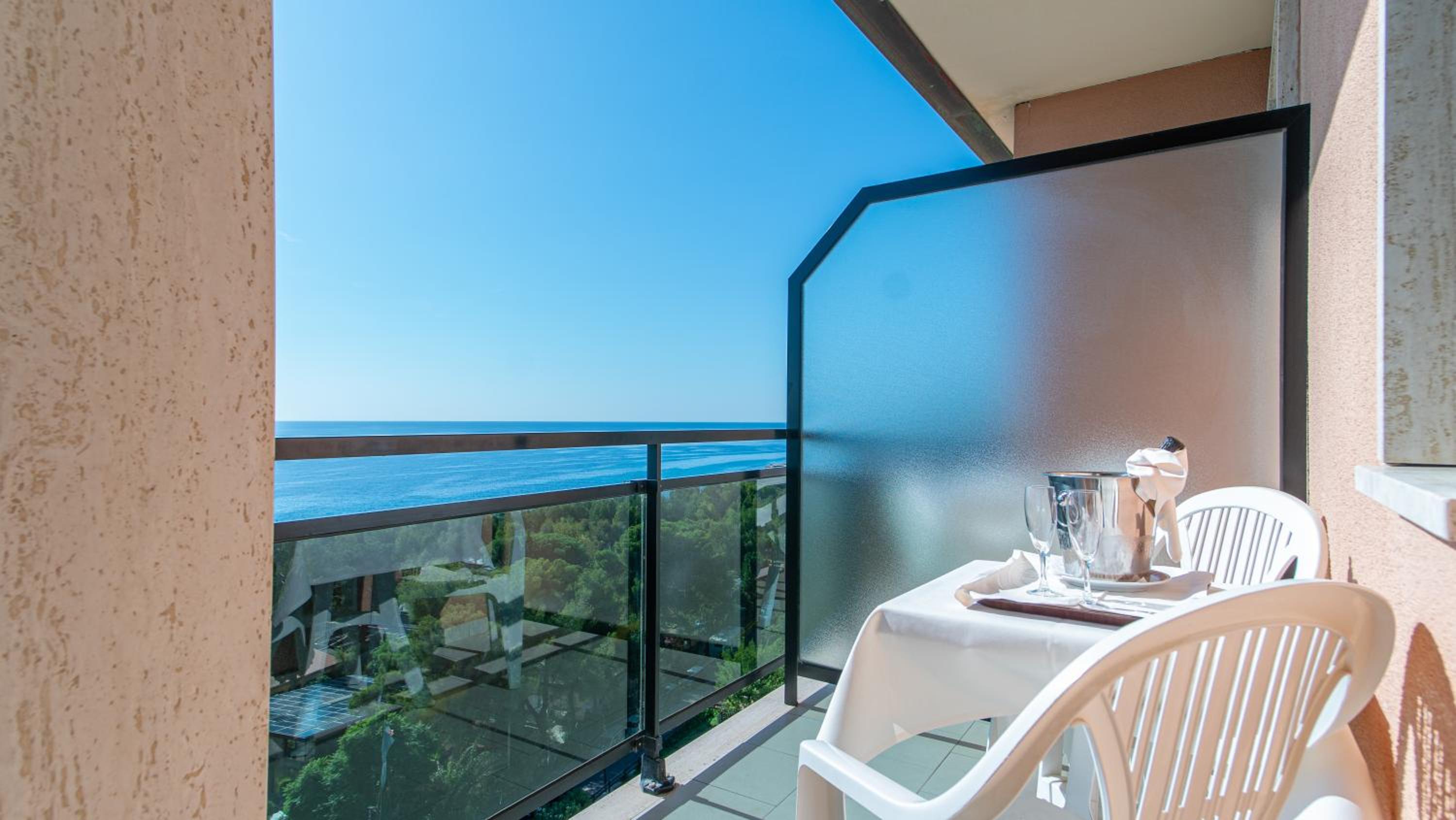 Triple Room with Balcony - Photo 5