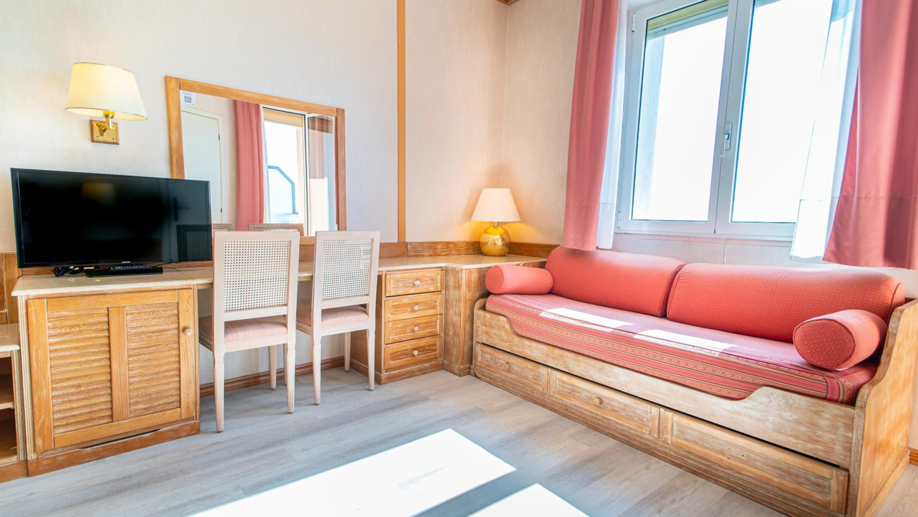 Triple Room with Balcony - Photo 2