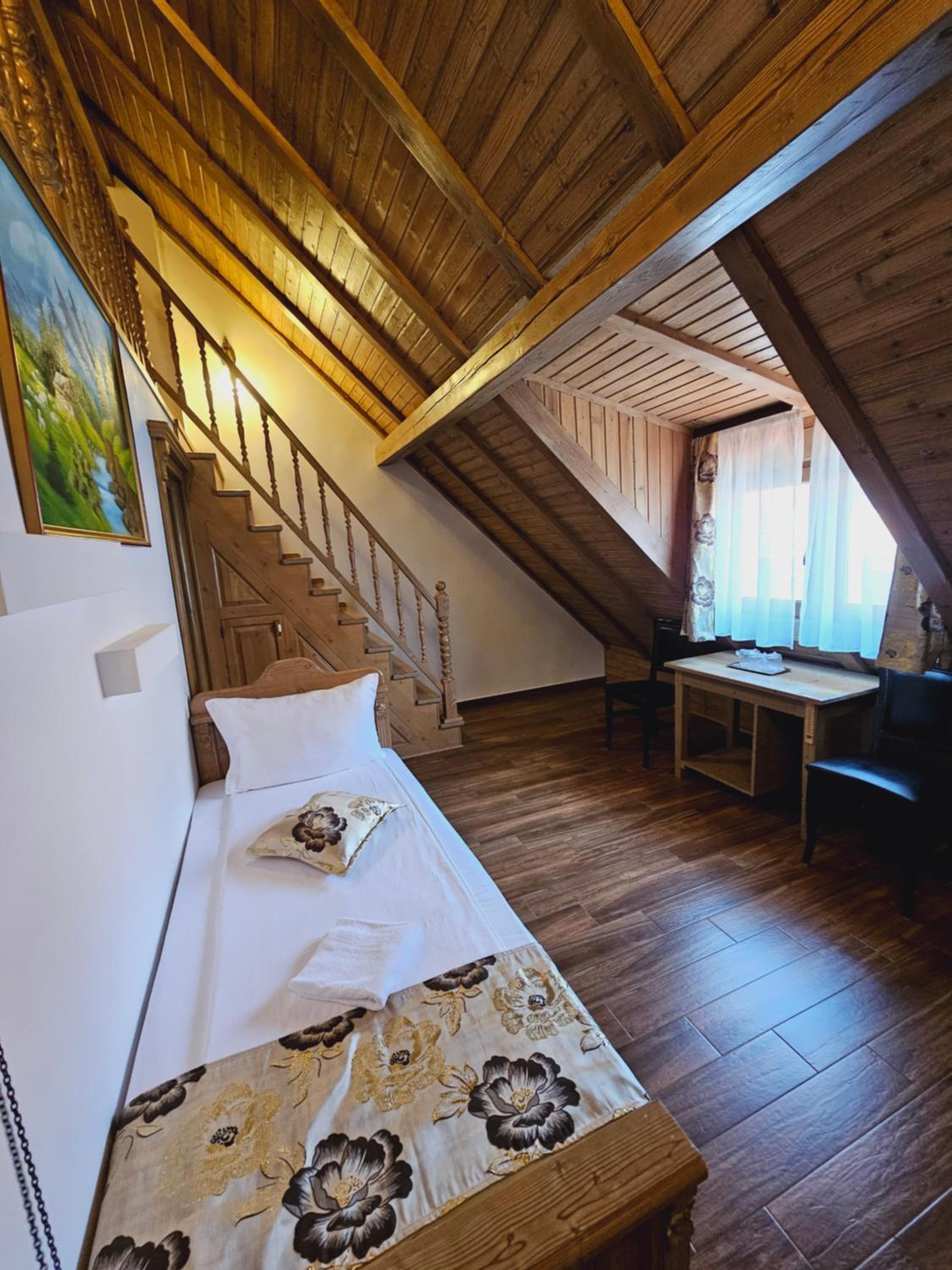 Apartment - Split Level - Photo 3