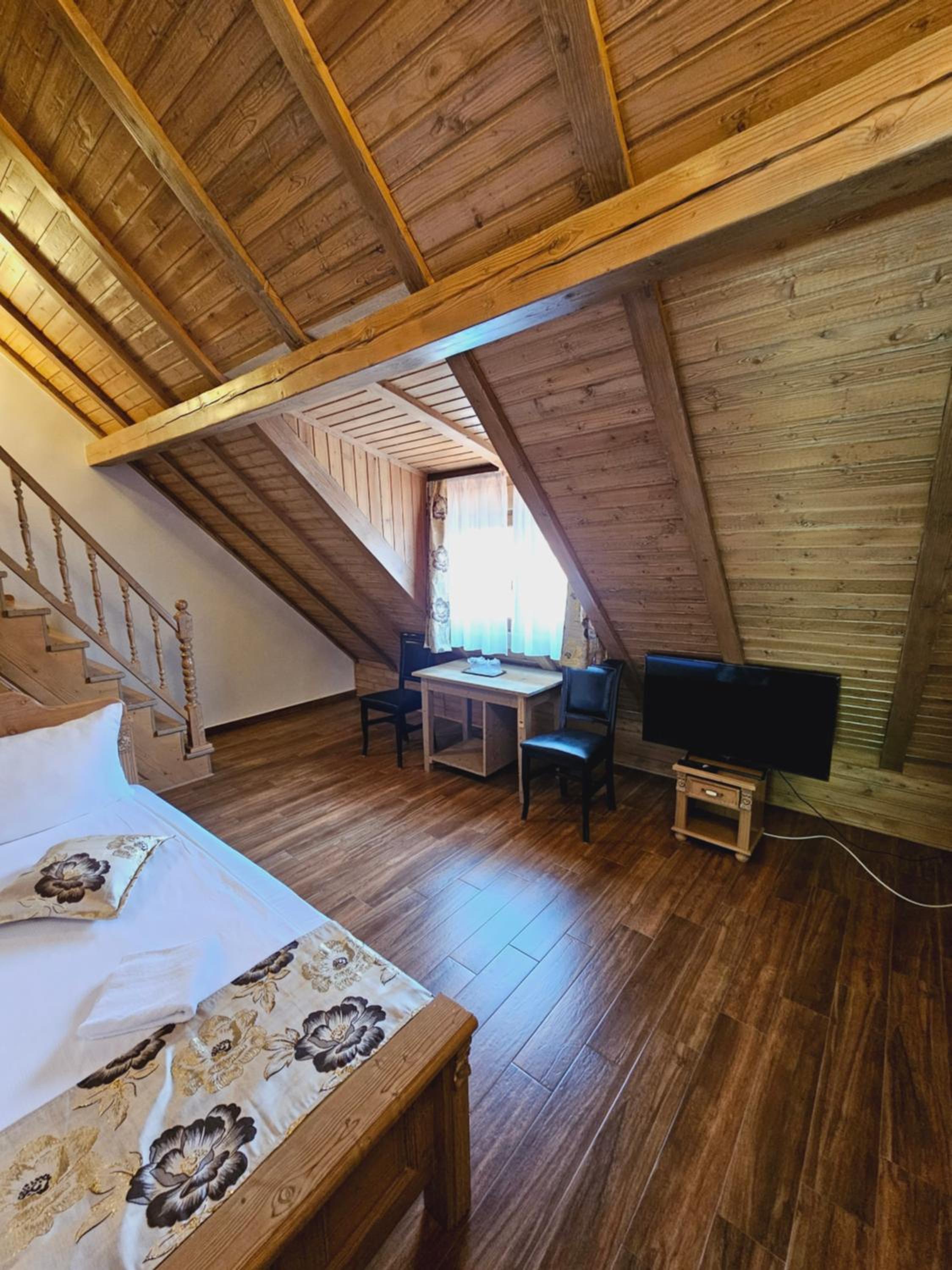 Apartment - Split Level - Photo 4