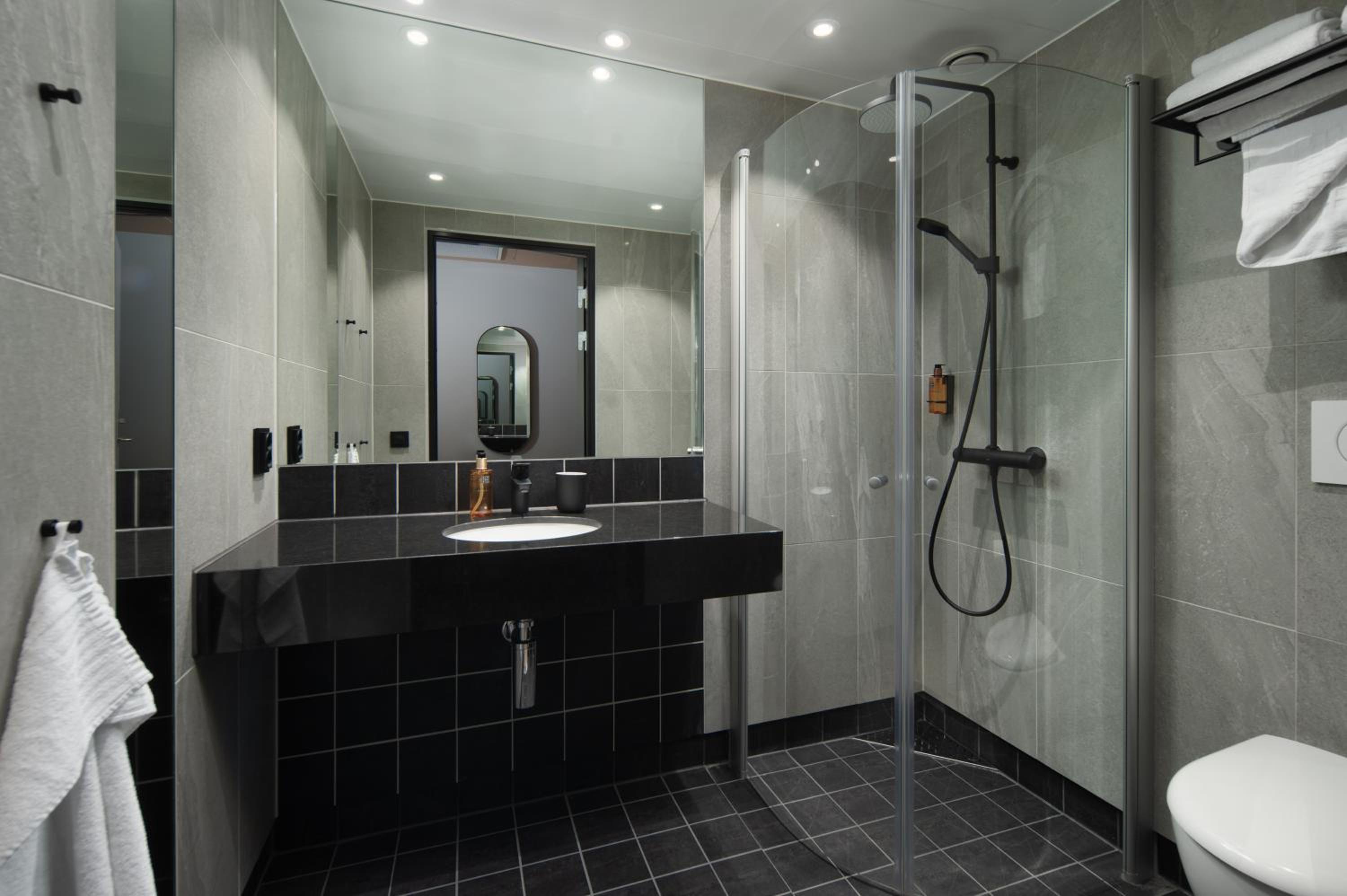 One-Bedroom Apartment - Photo 6