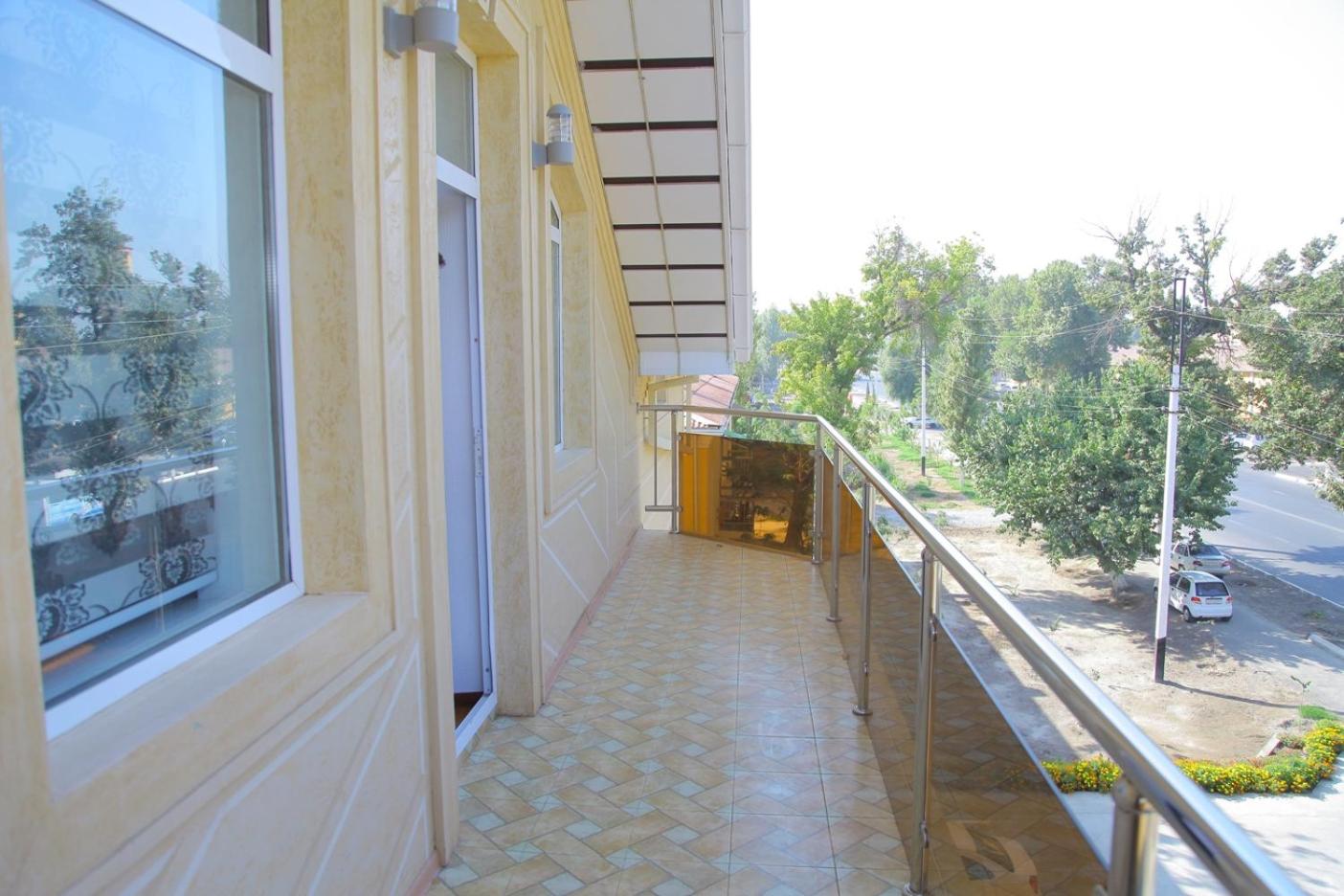 Family Room With Balcony photo 3