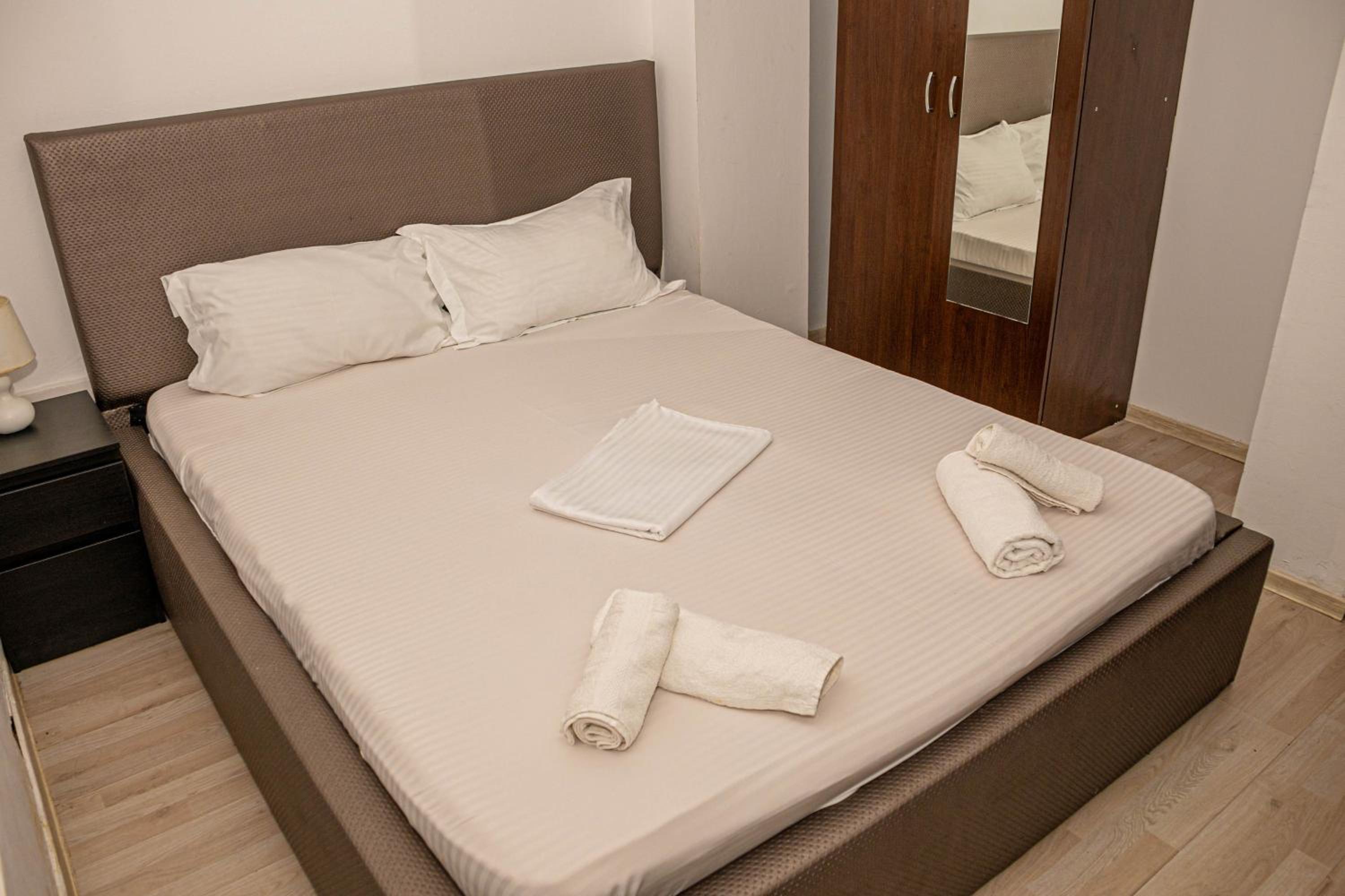 Double Room with Private Bathroom - Photo 2