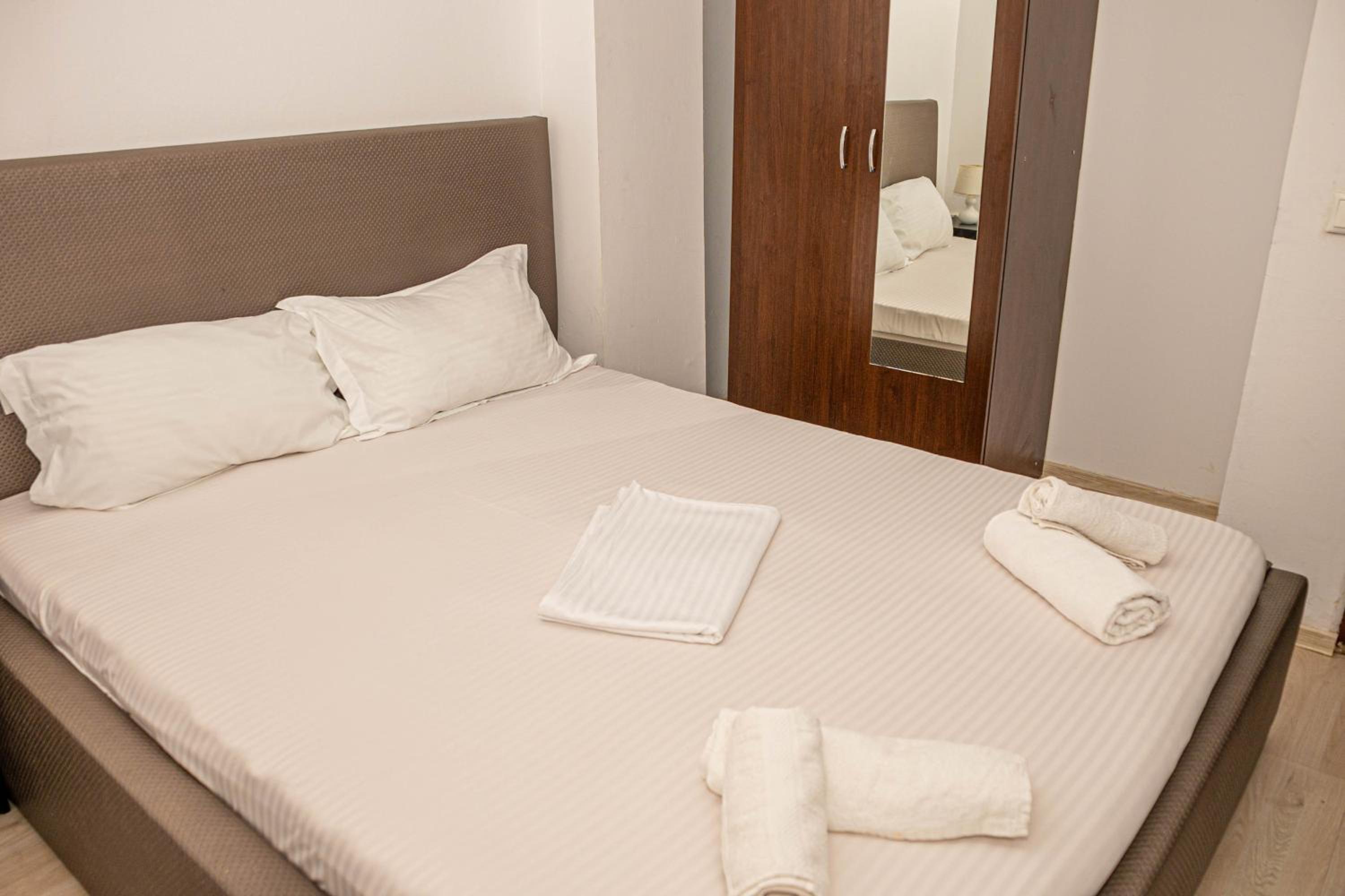 Double Room with Private Bathroom - Photo 8