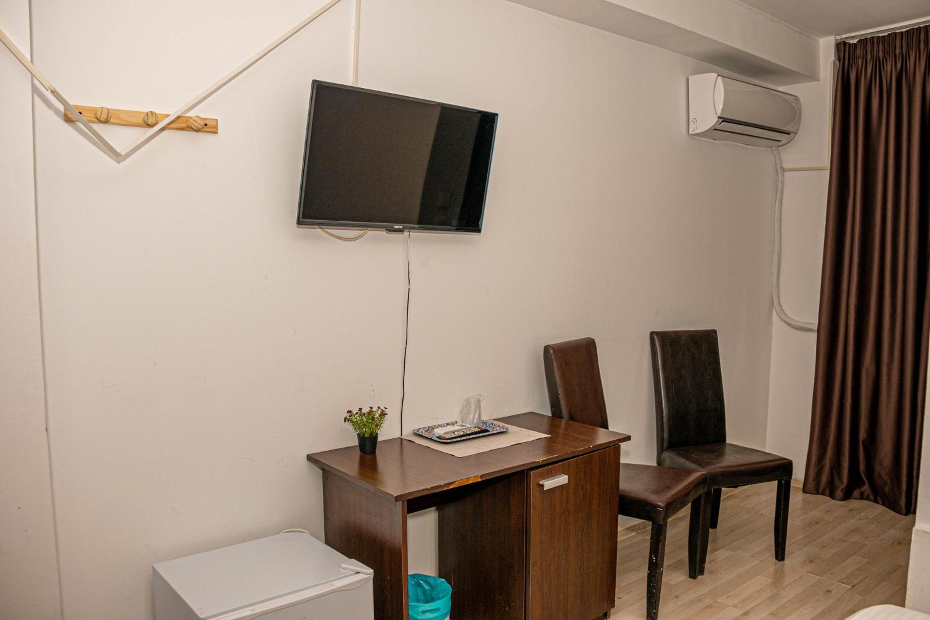 Double Room with Private Bathroom - Photo 9