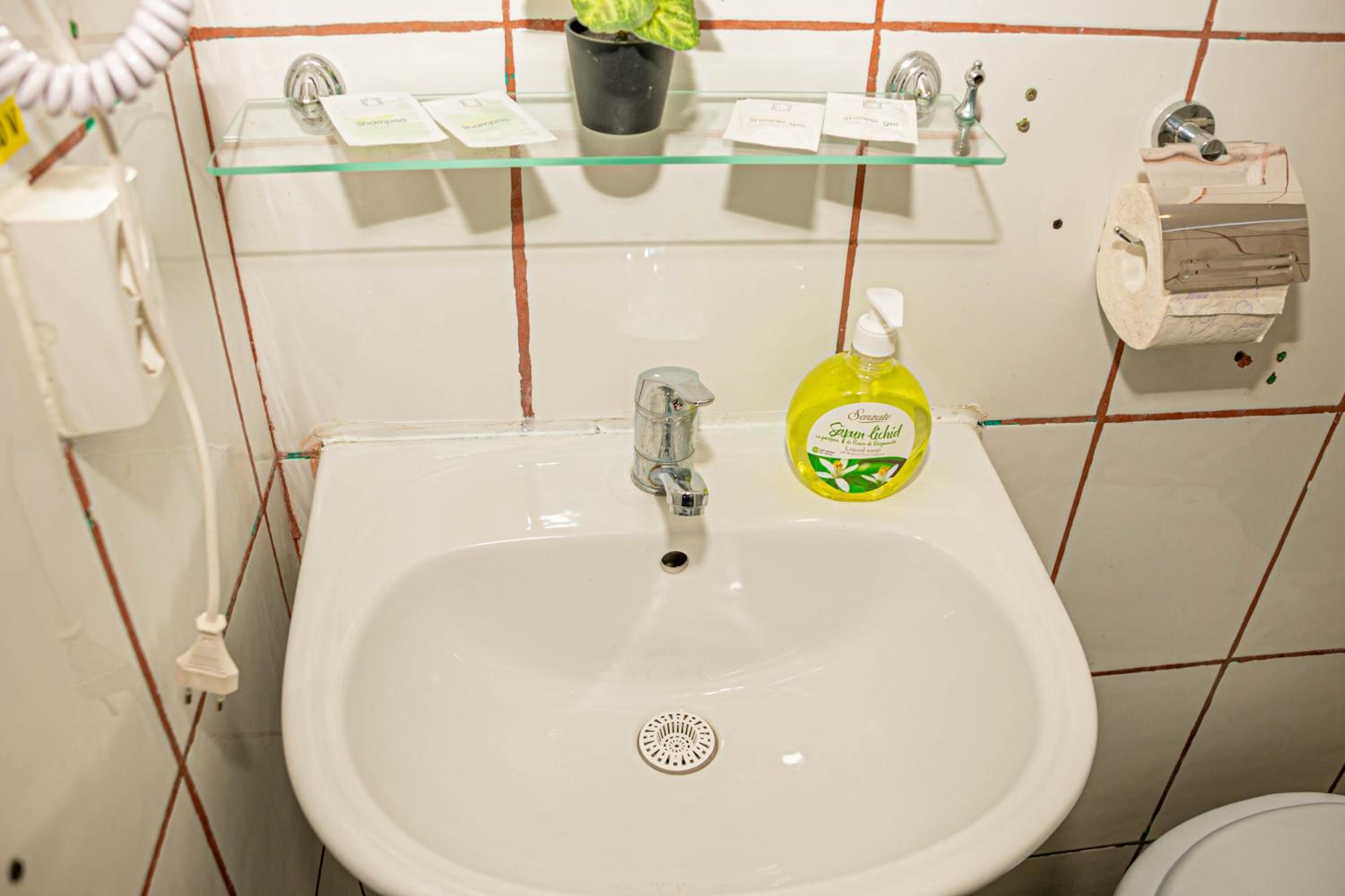 Double Room with Private Bathroom - Photo 4