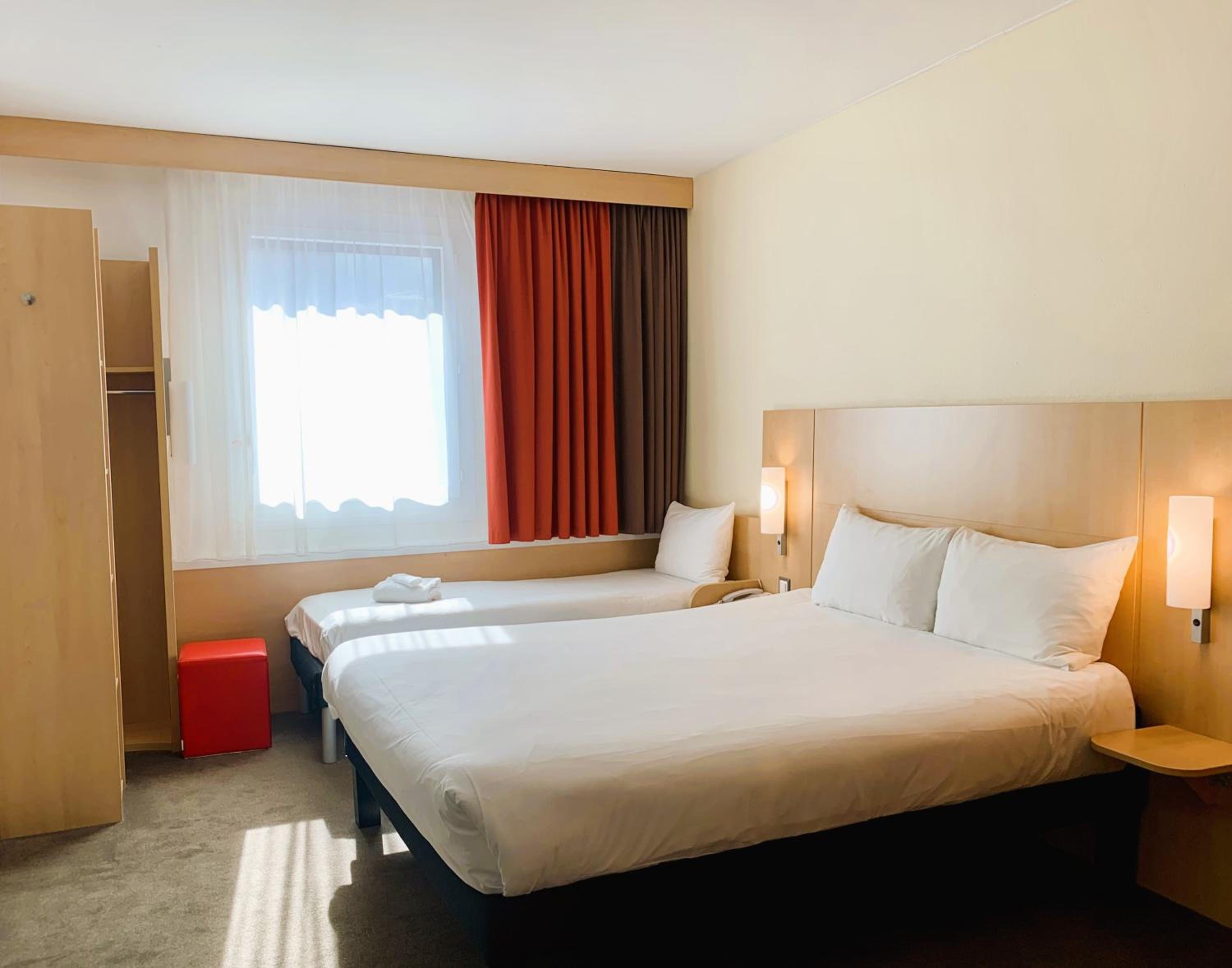 Standard Room with One Double Bed and One Single Bed - Photo 5