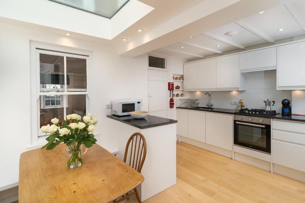 Three-Bedroom House photo 3