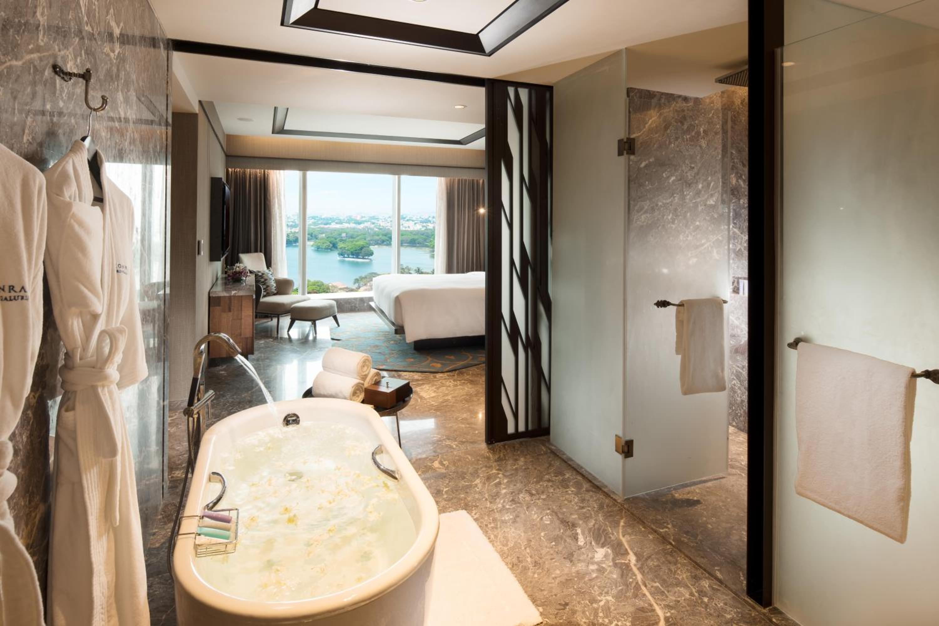 One Bedroom Deluxe Suite – Lounge Access One Bedroom Deluxe Suite – Lounge Access