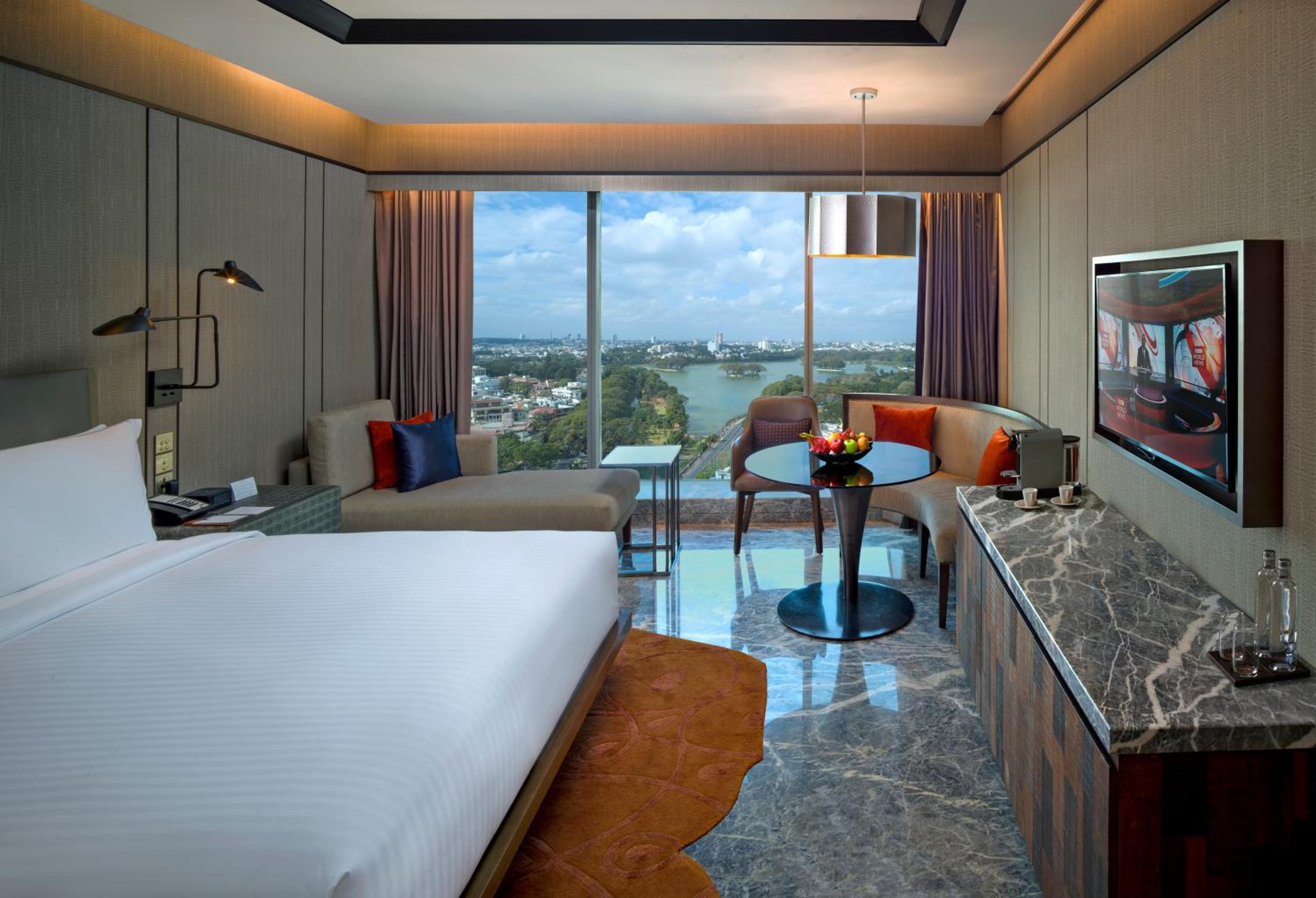 Premium King High floor Lake View with Bathtub Premium King High floor Lake View with Bathtub